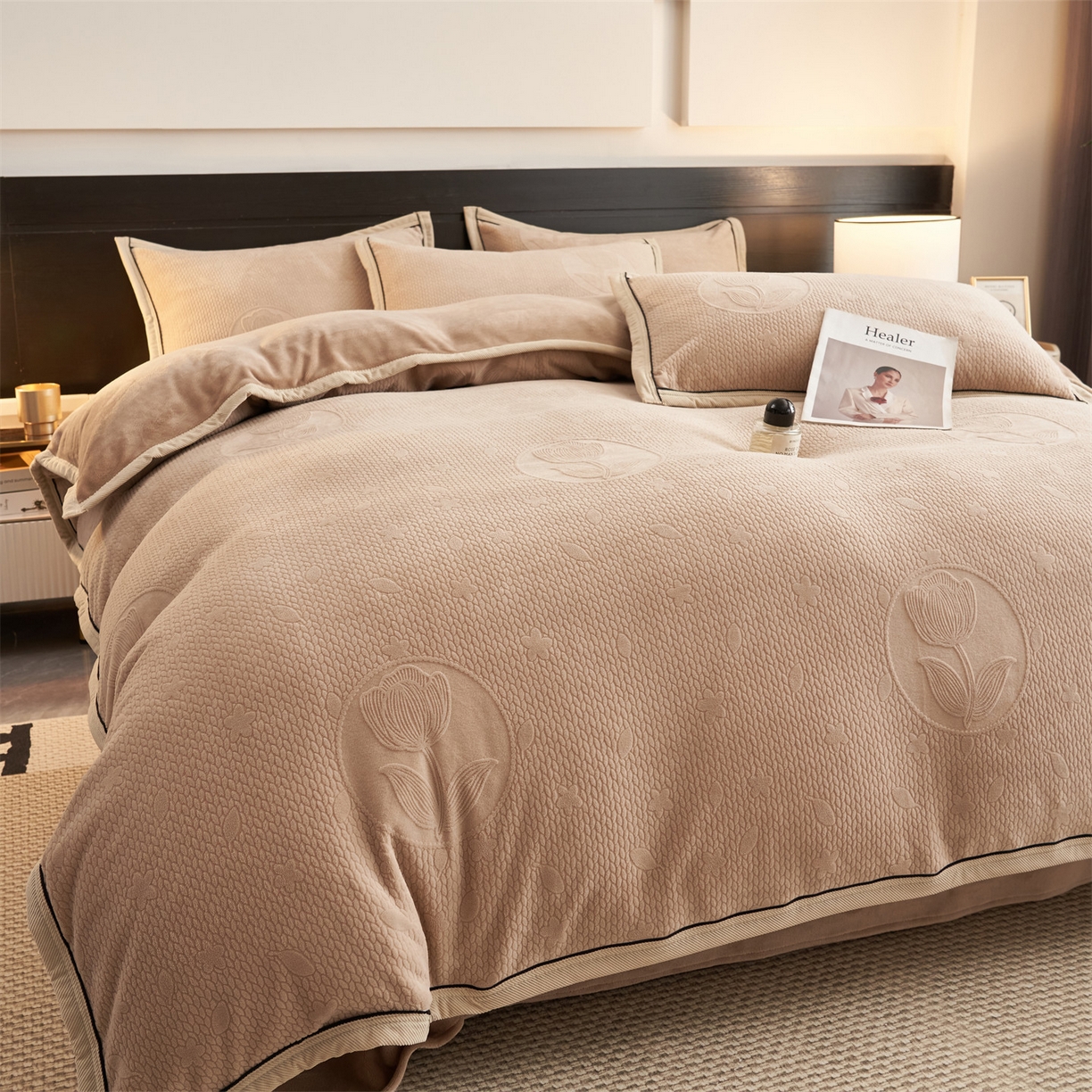 91家纺网 家纺一手货源 找家纺 恒爱家纺 2025新款牛奶绒纯色烂花四件套 郁金香-卡其