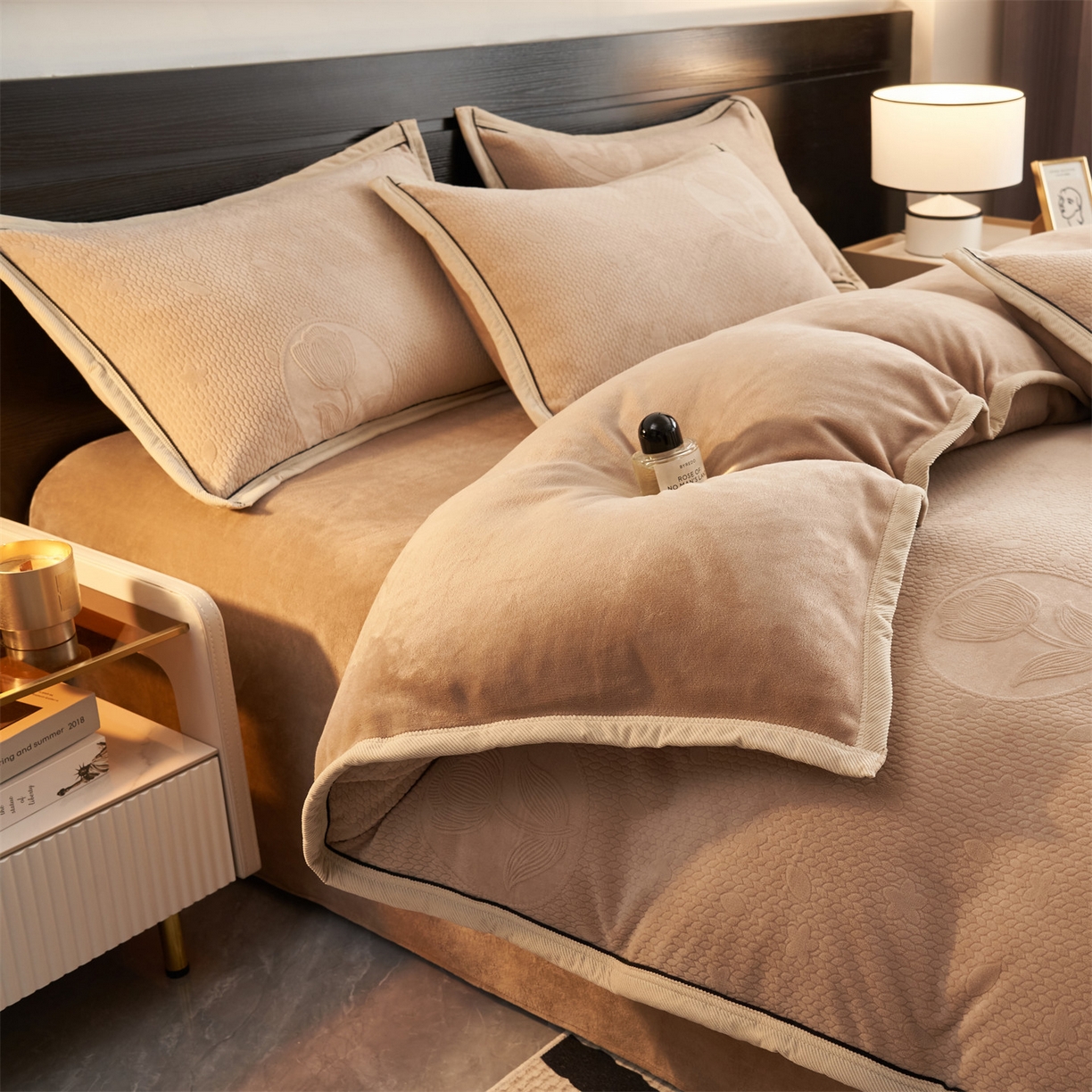 91家纺网 家纺一手货源 找家纺 恒爱家纺 2025新款牛奶绒纯色烂花四件套 郁金香-卡其