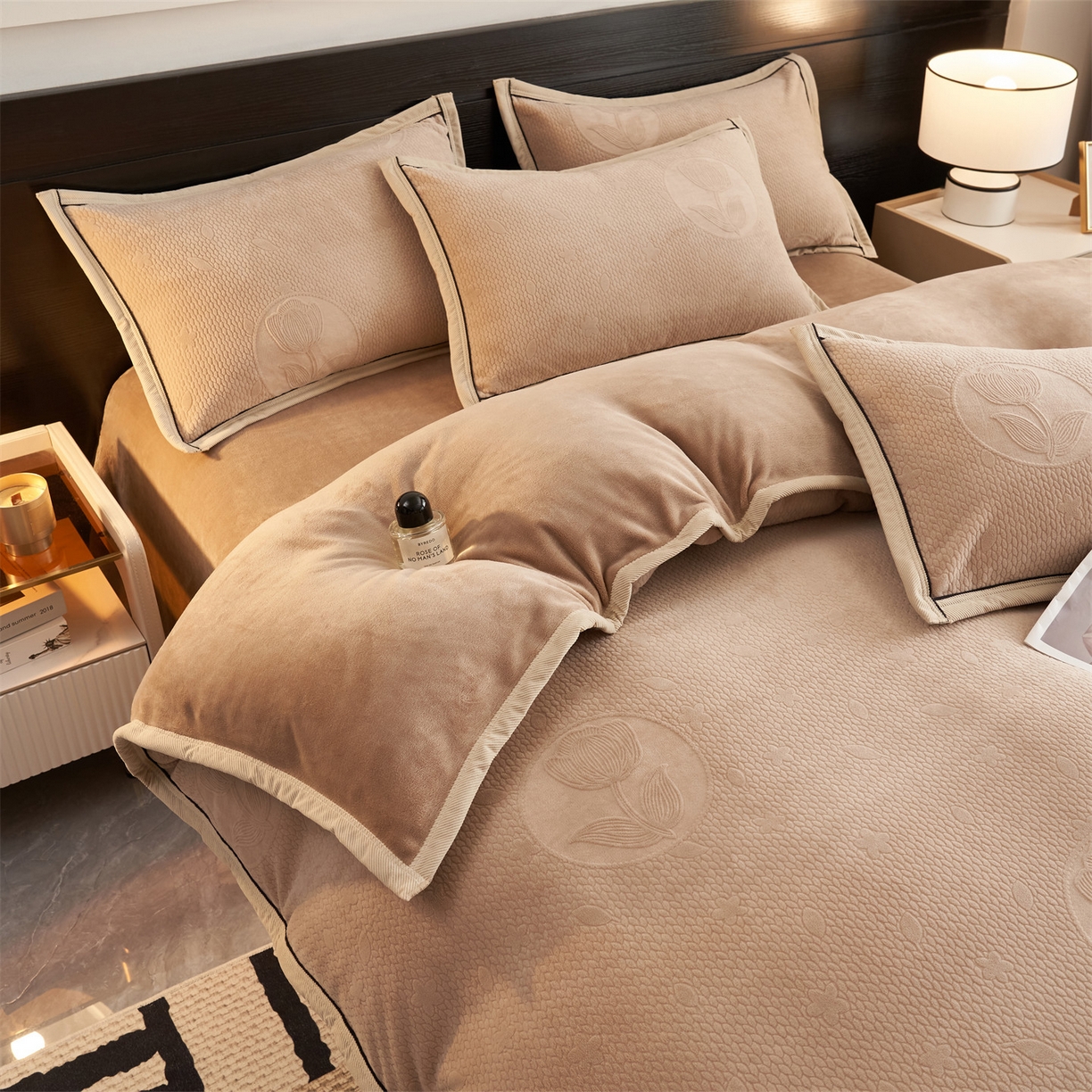 91家纺网 家纺一手货源 找家纺 恒爱家纺 2025新款牛奶绒纯色烂花四件套 郁金香-卡其