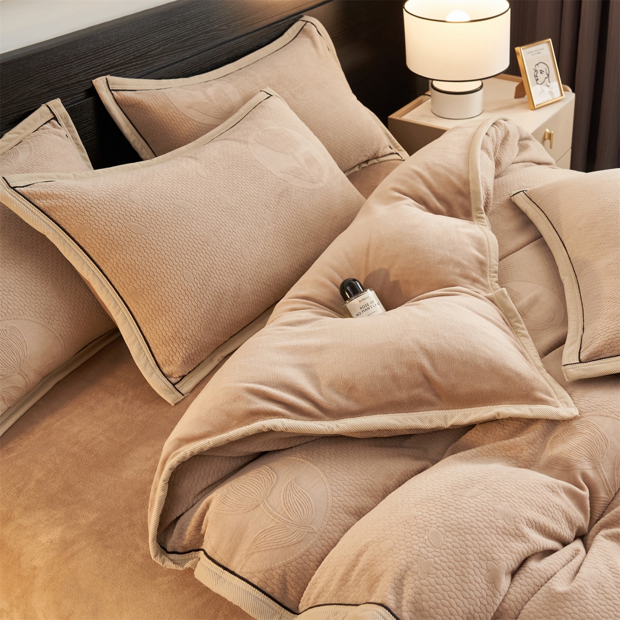 91家纺网 家纺一手货源 找家纺 恒爱家纺 2025新款牛奶绒纯色烂花四件套 郁金香-卡其