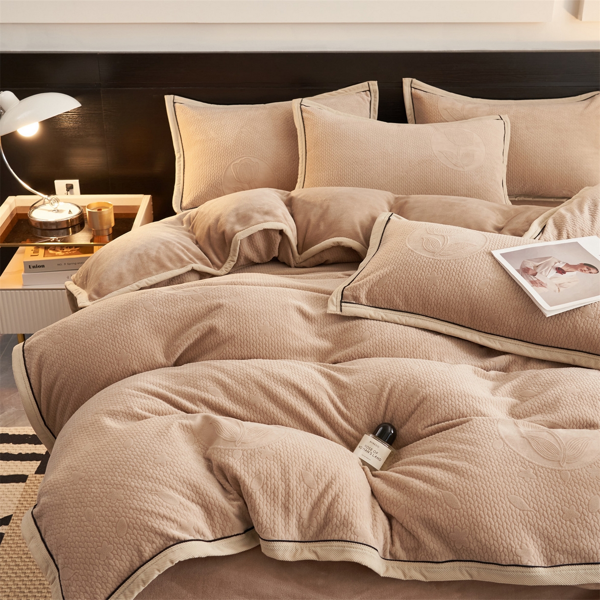 91家纺网 家纺一手货源 找家纺 恒爱家纺 2025新款牛奶绒纯色烂花四件套 郁金香-卡其