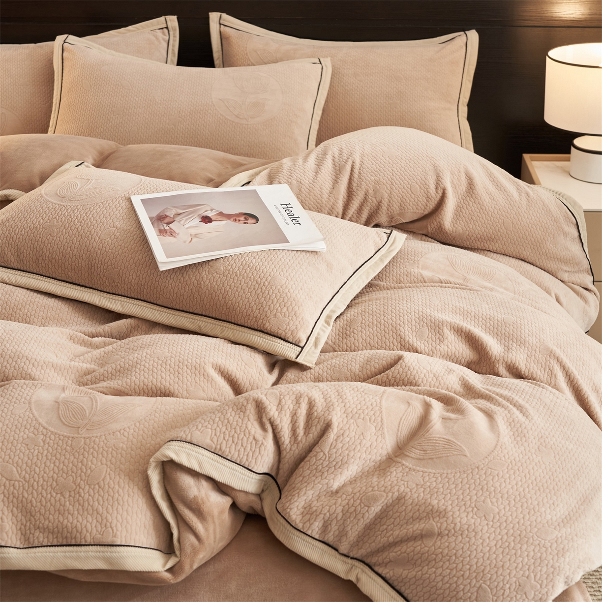 91家纺网 家纺一手货源 找家纺 恒爱家纺 2025新款牛奶绒纯色烂花四件套 郁金香-卡其