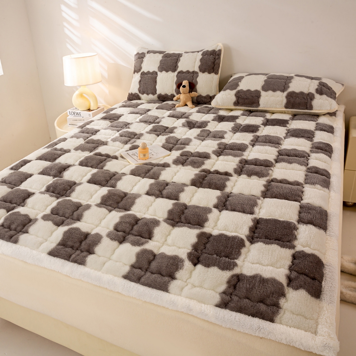 91家纺网 家纺一手货源 找家纺 眠势力 2025新款北极绒床垫加绒牛奶绒床褥子秋冬保暖珊瑚绒夹棉床护垫 棋盘格-相思灰