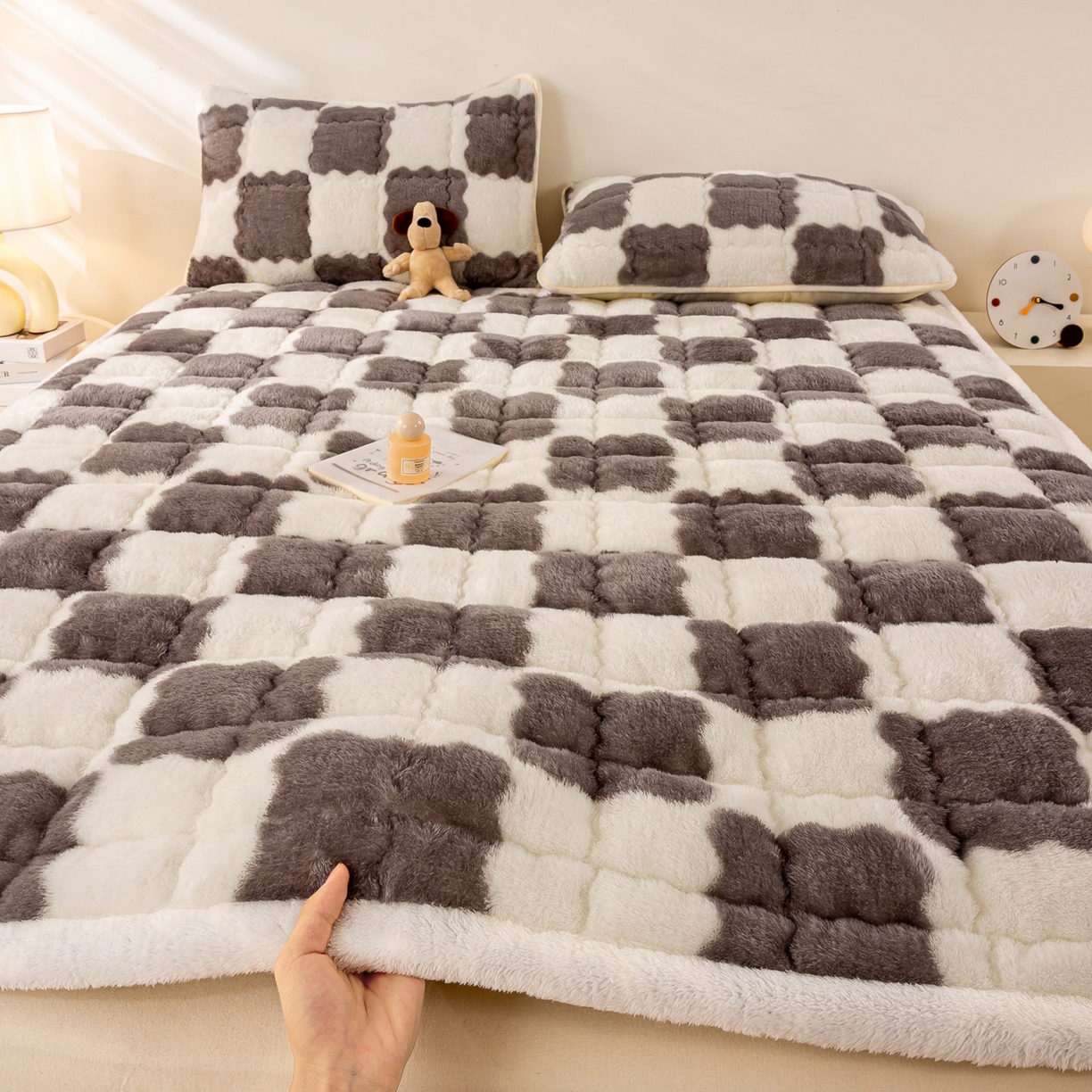 91家纺网 家纺一手货源 找家纺 眠势力 2025新款北极绒床垫加绒牛奶绒床褥子秋冬保暖珊瑚绒夹棉床护垫 棋盘格-相思灰