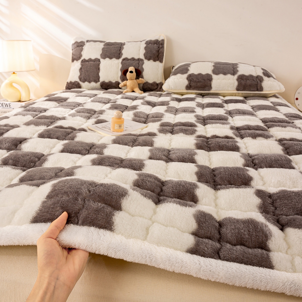 91家纺网 家纺一手货源 找家纺 眠势力 2025新款北极绒床垫加绒牛奶绒床褥子秋冬保暖珊瑚绒夹棉床护垫 棋盘格-相思灰