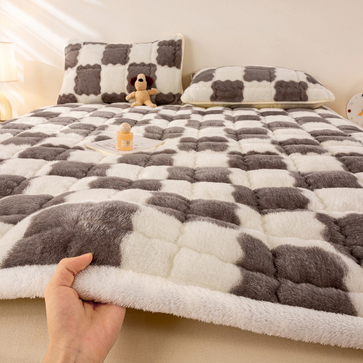 91家纺网 家纺一手货源 找家纺 眠势力 2025新款北极绒床垫加绒牛奶绒床褥子秋冬保暖珊瑚绒夹棉床护垫 棋盘格-相思灰