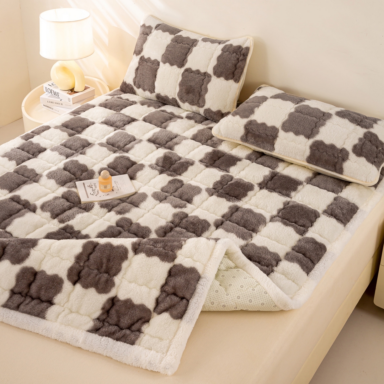 91家纺网 家纺一手货源 找家纺 眠势力 2025新款北极绒床垫加绒牛奶绒床褥子秋冬保暖珊瑚绒夹棉床护垫 棋盘格-相思灰