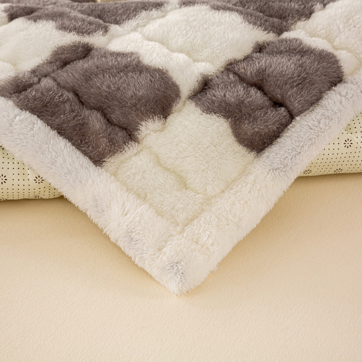 91家纺网 家纺一手货源 找家纺 眠势力 2025新款北极绒床垫加绒牛奶绒床褥子秋冬保暖珊瑚绒夹棉床护垫 棋盘格-相思灰