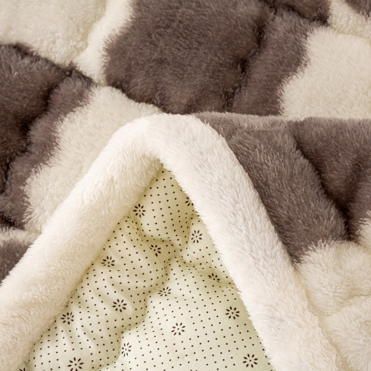 91家纺网 家纺一手货源 找家纺 眠势力 2025新款北极绒床垫加绒牛奶绒床褥子秋冬保暖珊瑚绒夹棉床护垫 棋盘格-相思灰