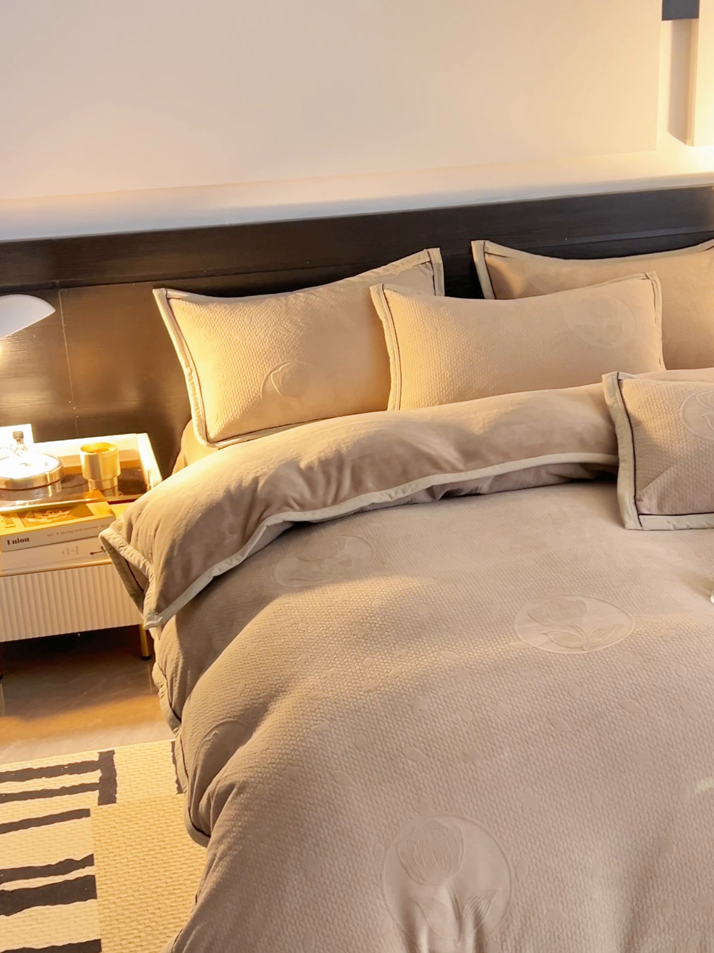 91家纺网 家纺一手货源 找家纺 恒爱家纺 2025新款牛奶绒纯色烂花四件套 郁金香-卡其