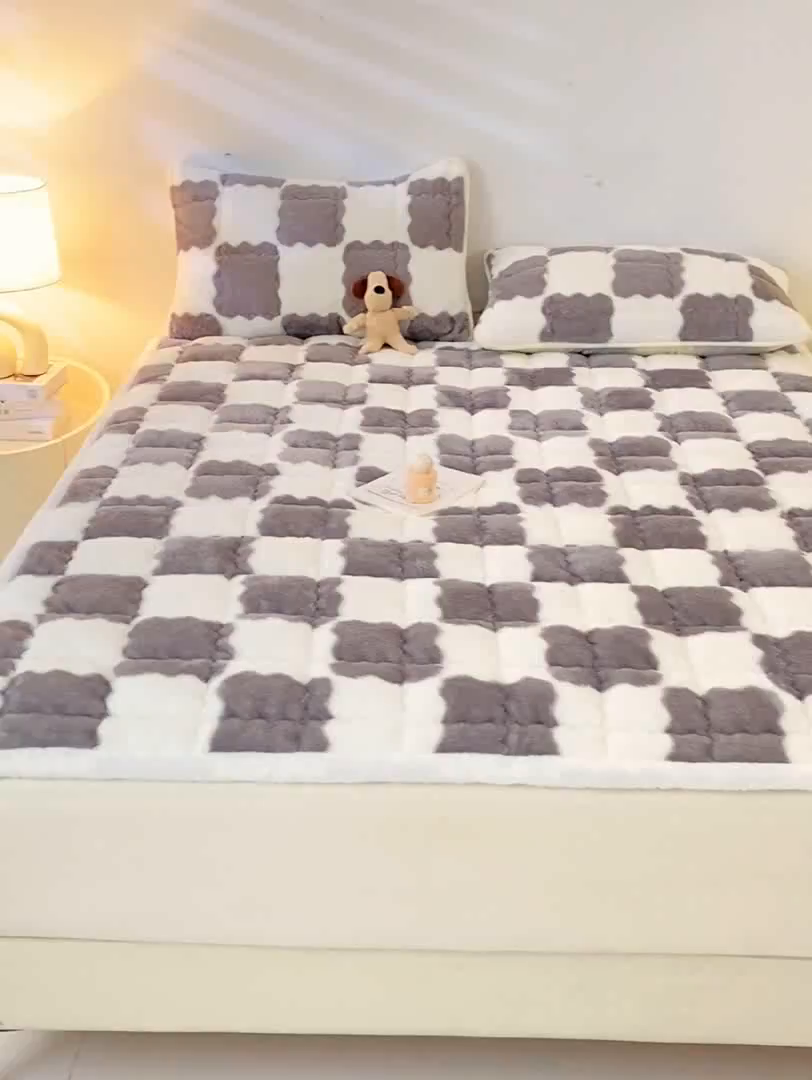 91家纺网 家纺一手货源 找家纺 眠势力 2025新款北极绒床垫加绒牛奶绒床褥子秋冬保暖珊瑚绒夹棉床护垫 棋盘格-相思灰