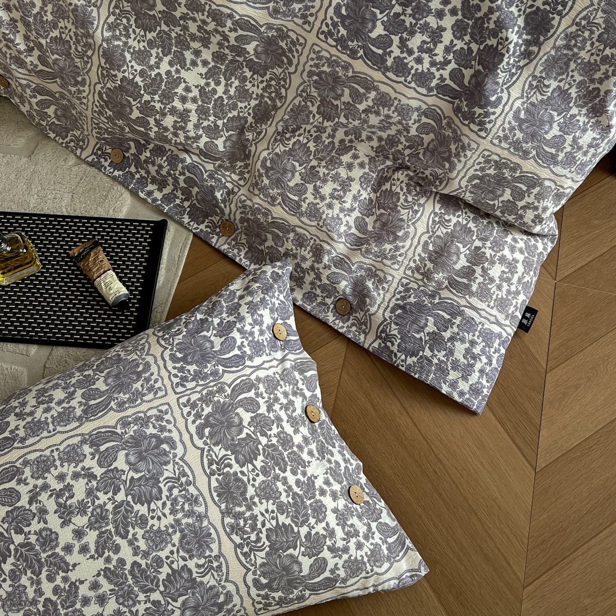 91家纺网 家纺一手货源 找家纺 （总）梦纤绒 2025新款亚麻纽扣款四件套