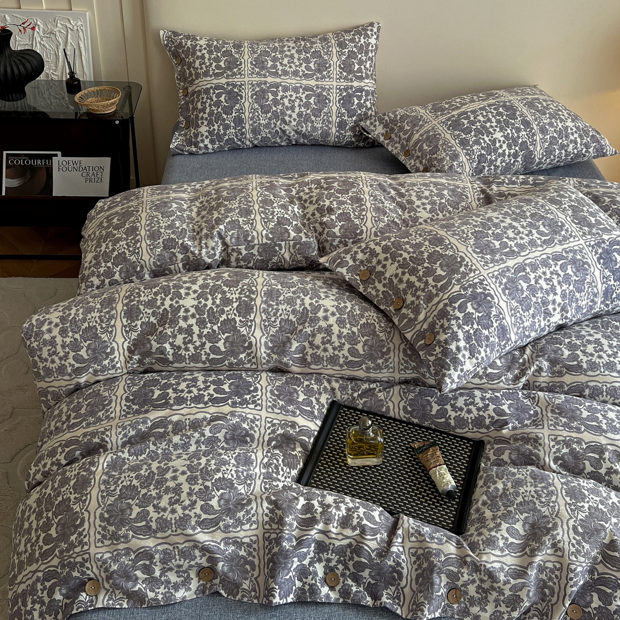 91家纺网 家纺一手货源 找家纺 梦纤绒 2025新款亚麻纽扣款四件套 梵克灰