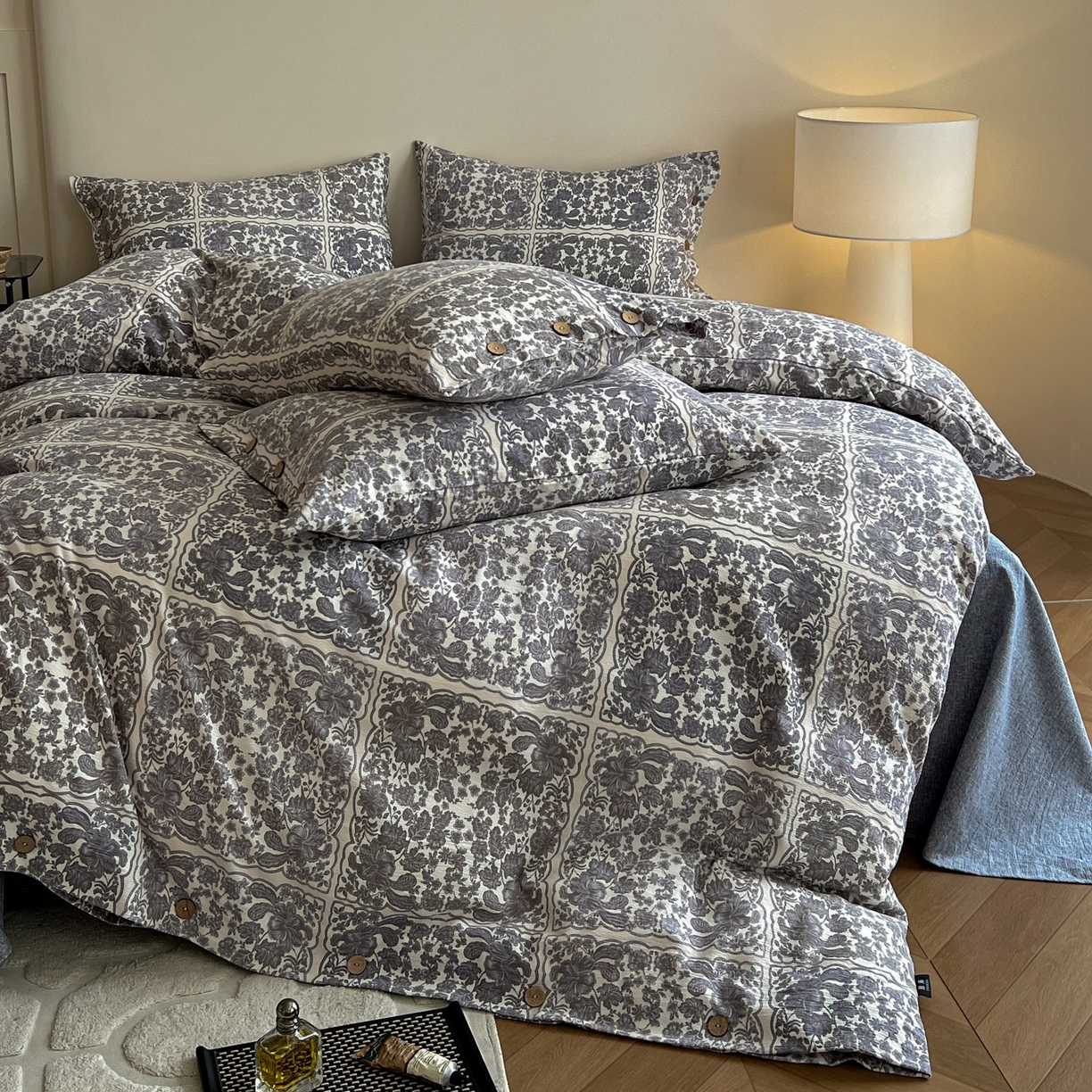 91家纺网 家纺一手货源 找家纺 梦纤绒 2025新款亚麻纽扣款四件套 梵克灰