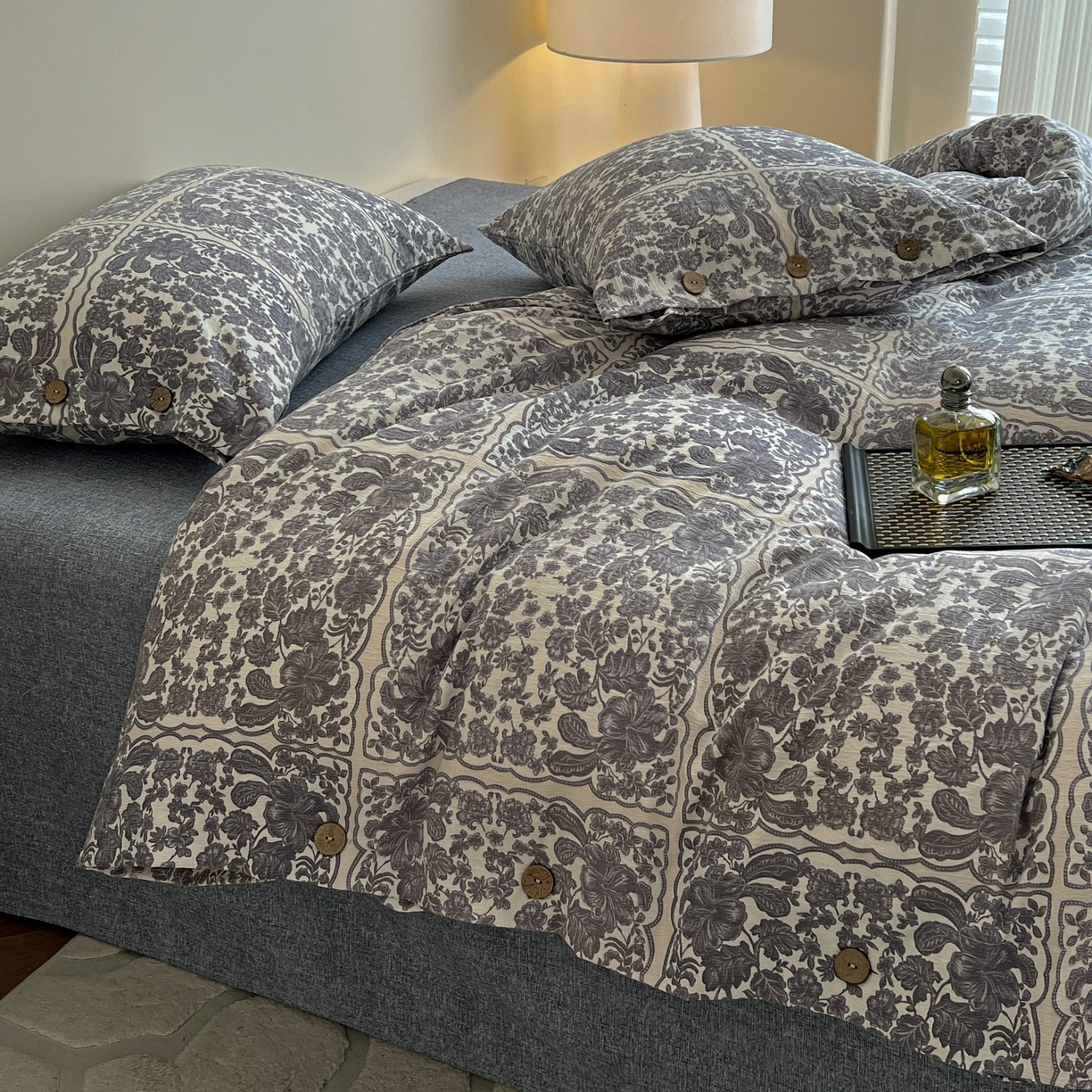 91家纺网 家纺一手货源 找家纺 梦纤绒 2025新款亚麻纽扣款四件套 梵克灰