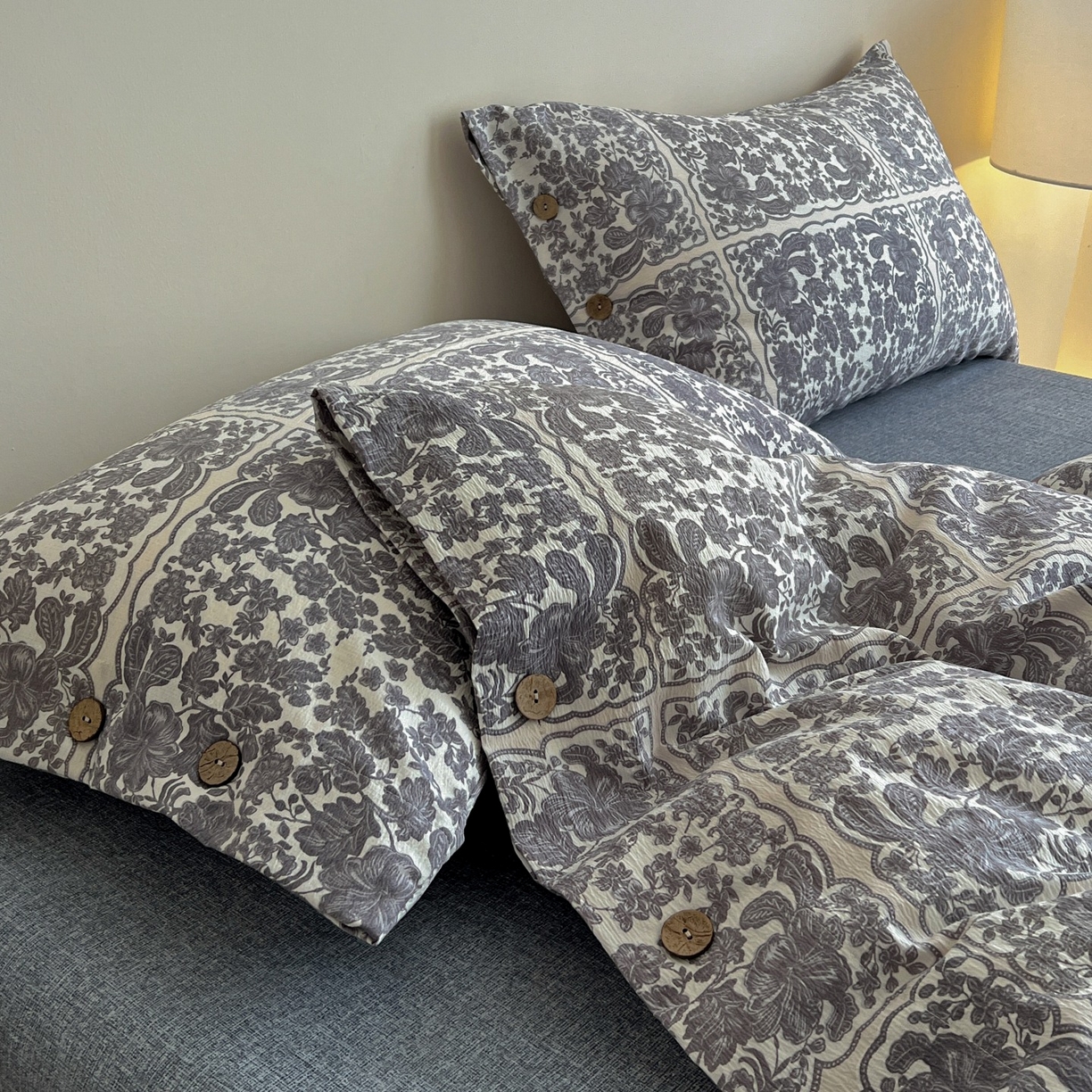 91家纺网 家纺一手货源 找家纺 梦纤绒 2025新款亚麻纽扣款四件套 梵克灰