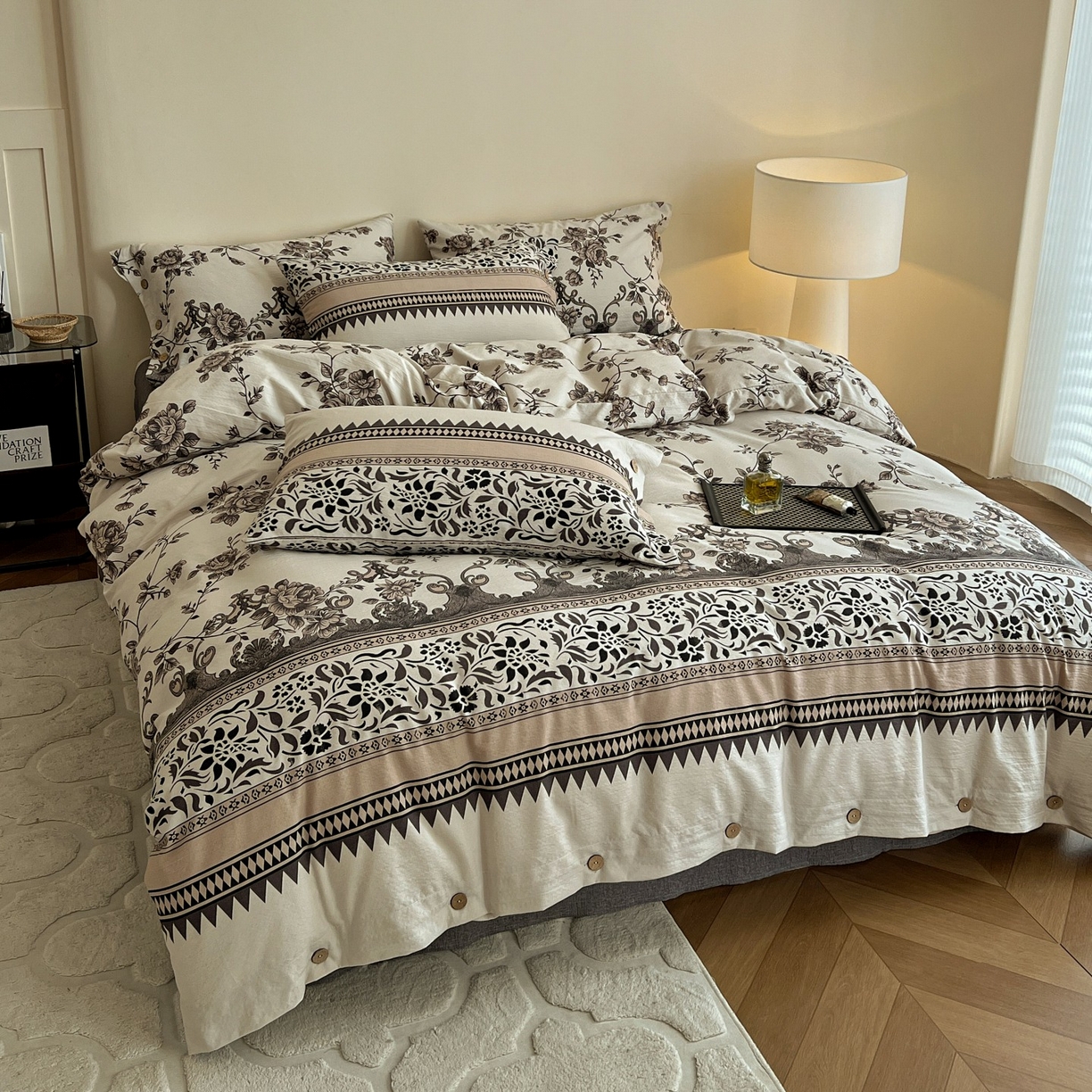 91家纺网 家纺一手货源 找家纺 梦纤绒 2025新款亚麻纽扣款四件套 粉黛