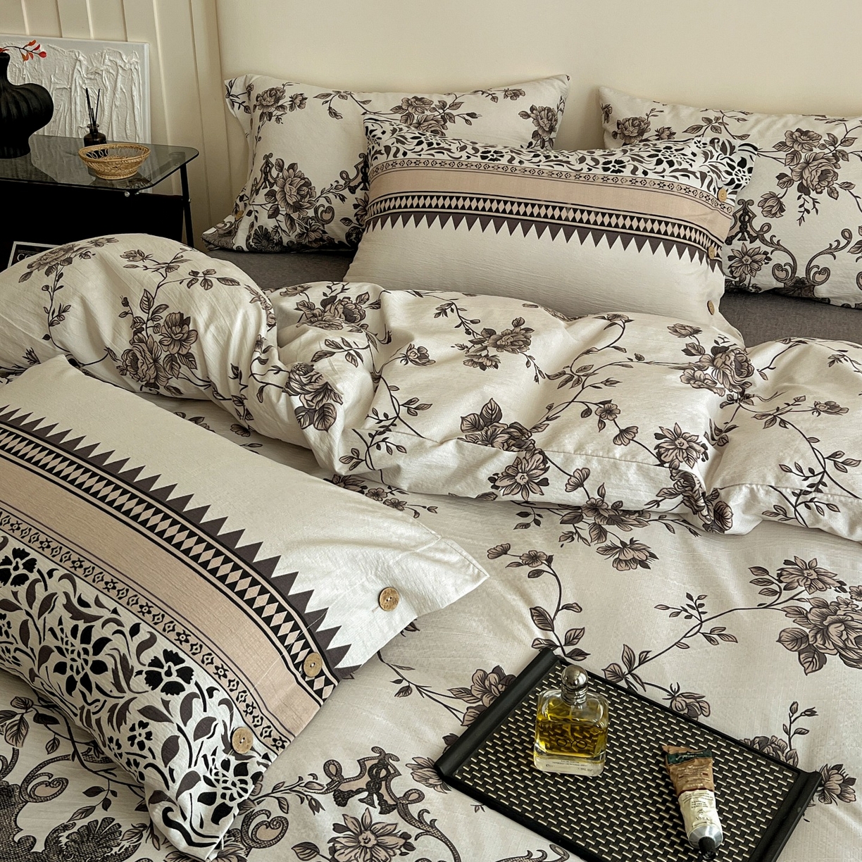 91家纺网 家纺一手货源 找家纺 梦纤绒 2025新款亚麻纽扣款四件套 粉黛