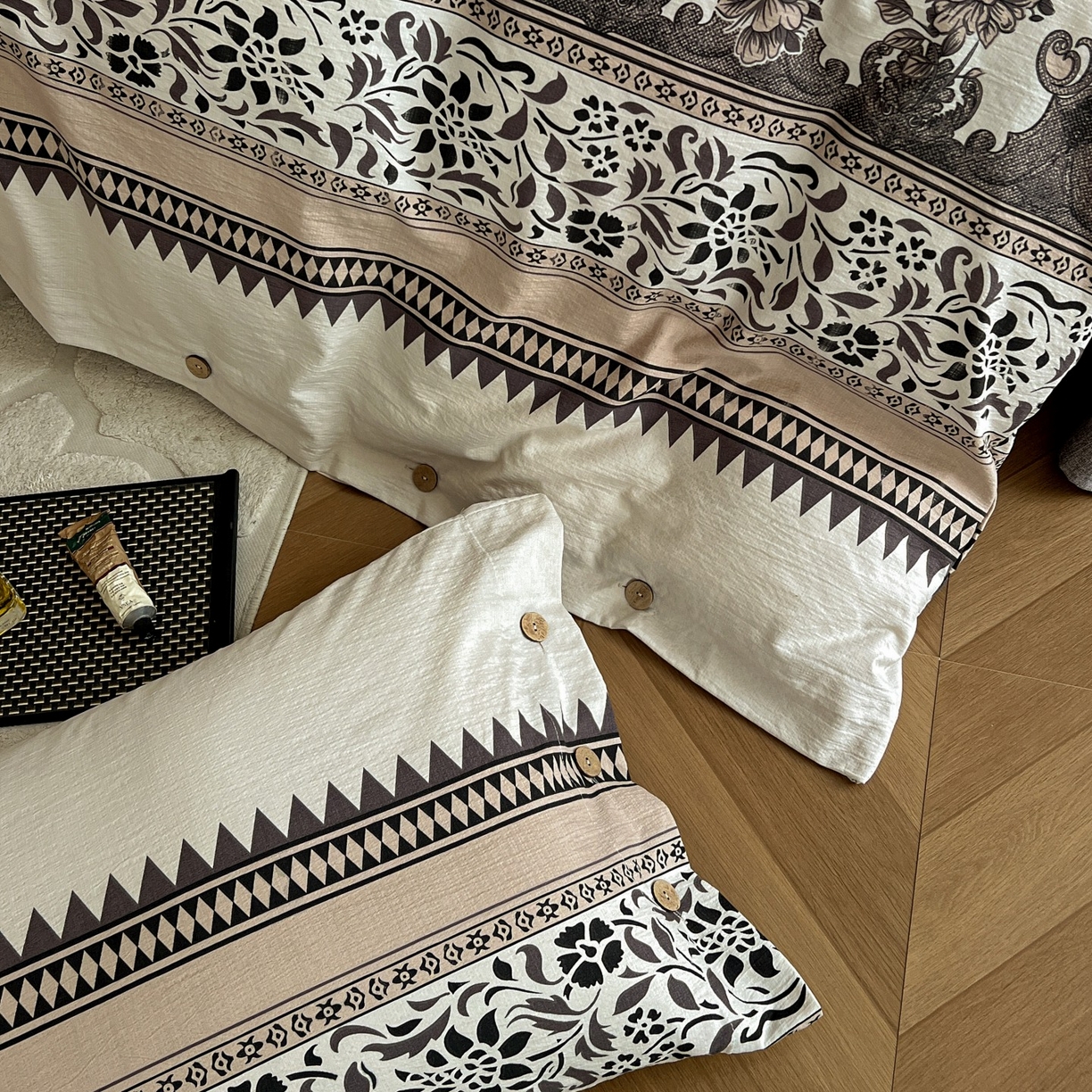 91家纺网 家纺一手货源 找家纺 梦纤绒 2025新款亚麻纽扣款四件套 粉黛