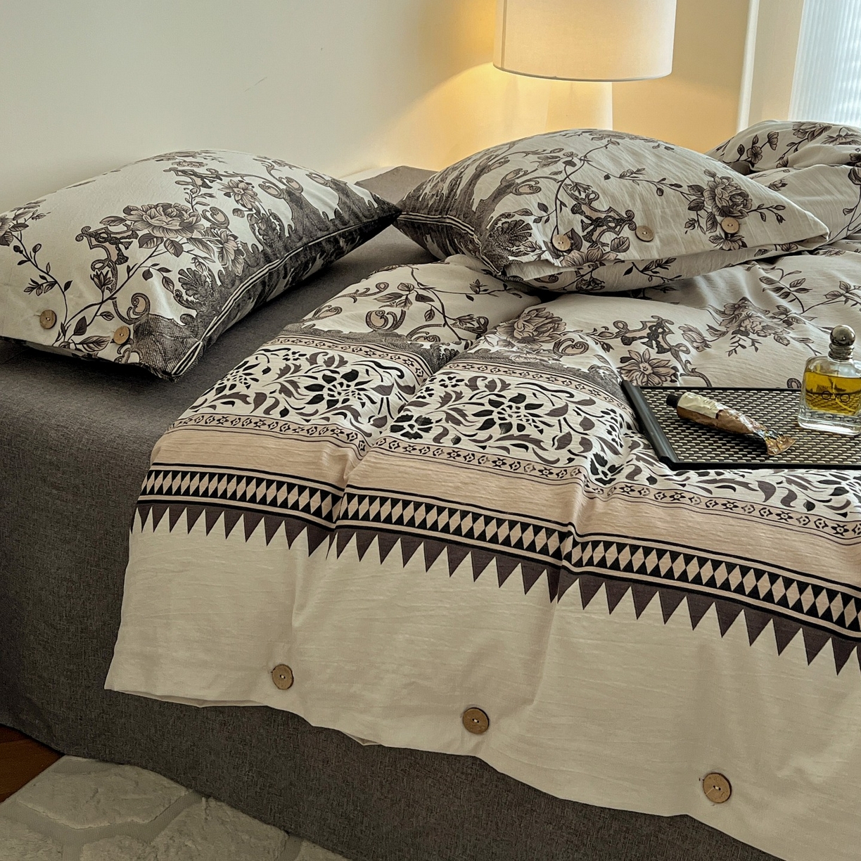 91家纺网 家纺一手货源 找家纺 梦纤绒 2025新款亚麻纽扣款四件套 粉黛