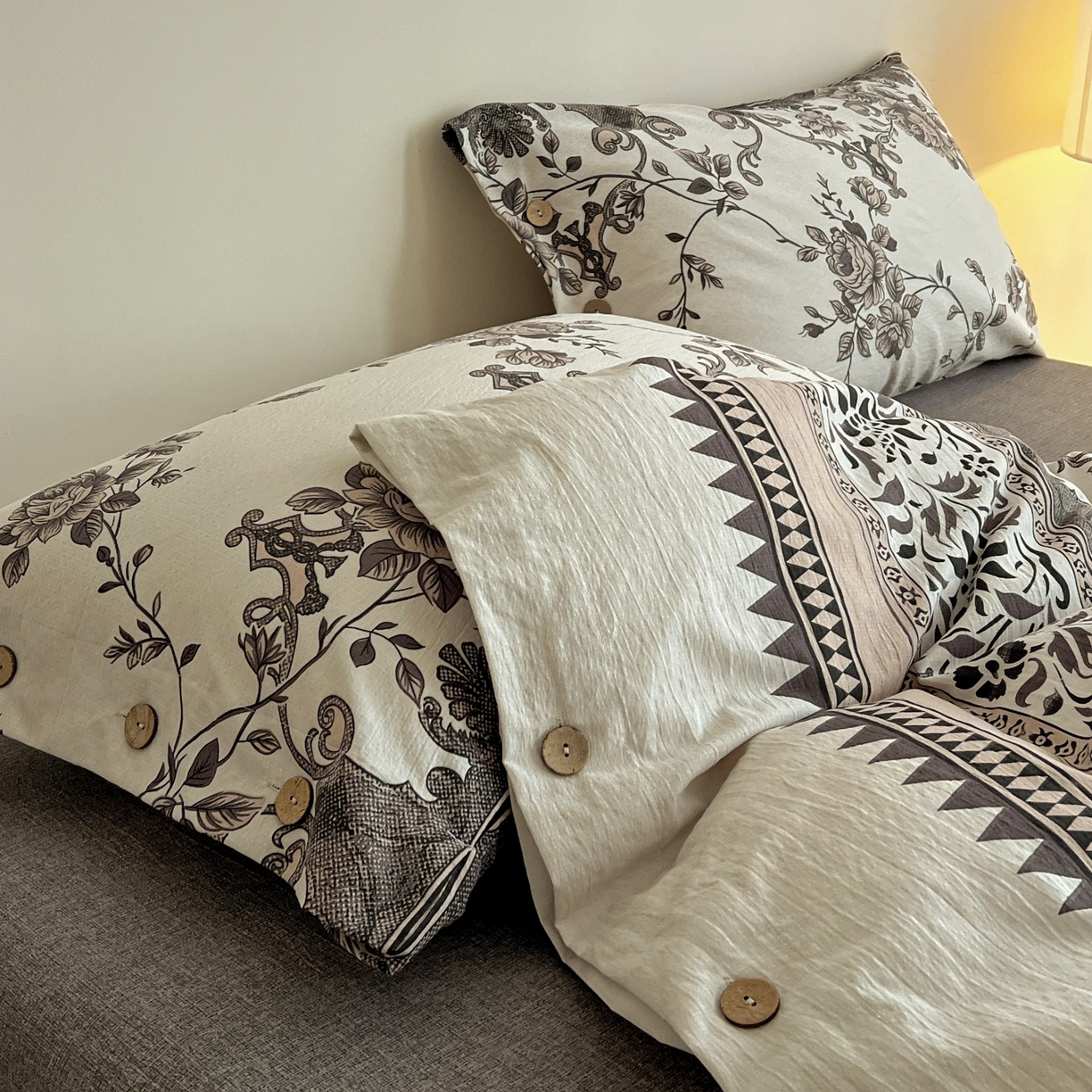 91家纺网 家纺一手货源 找家纺 梦纤绒 2025新款亚麻纽扣款四件套 粉黛