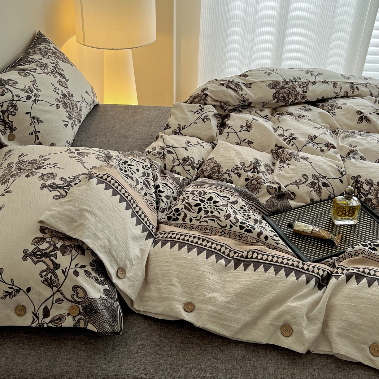 91家纺网 家纺一手货源 找家纺 梦纤绒 2025新款亚麻纽扣款四件套 粉黛