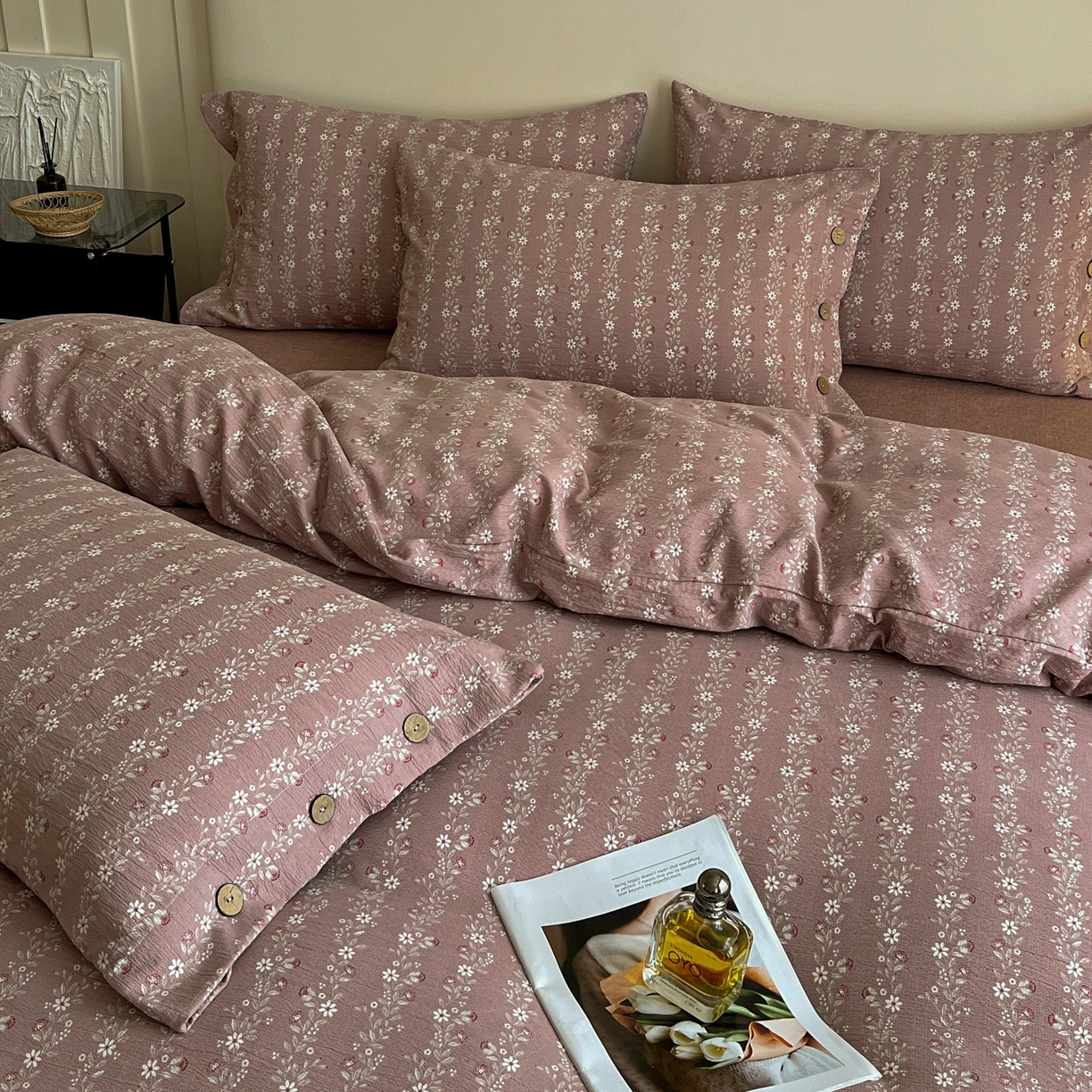 91家纺网 家纺一手货源 找家纺 梦纤绒 2025新款亚麻纽扣款四件套 复古红