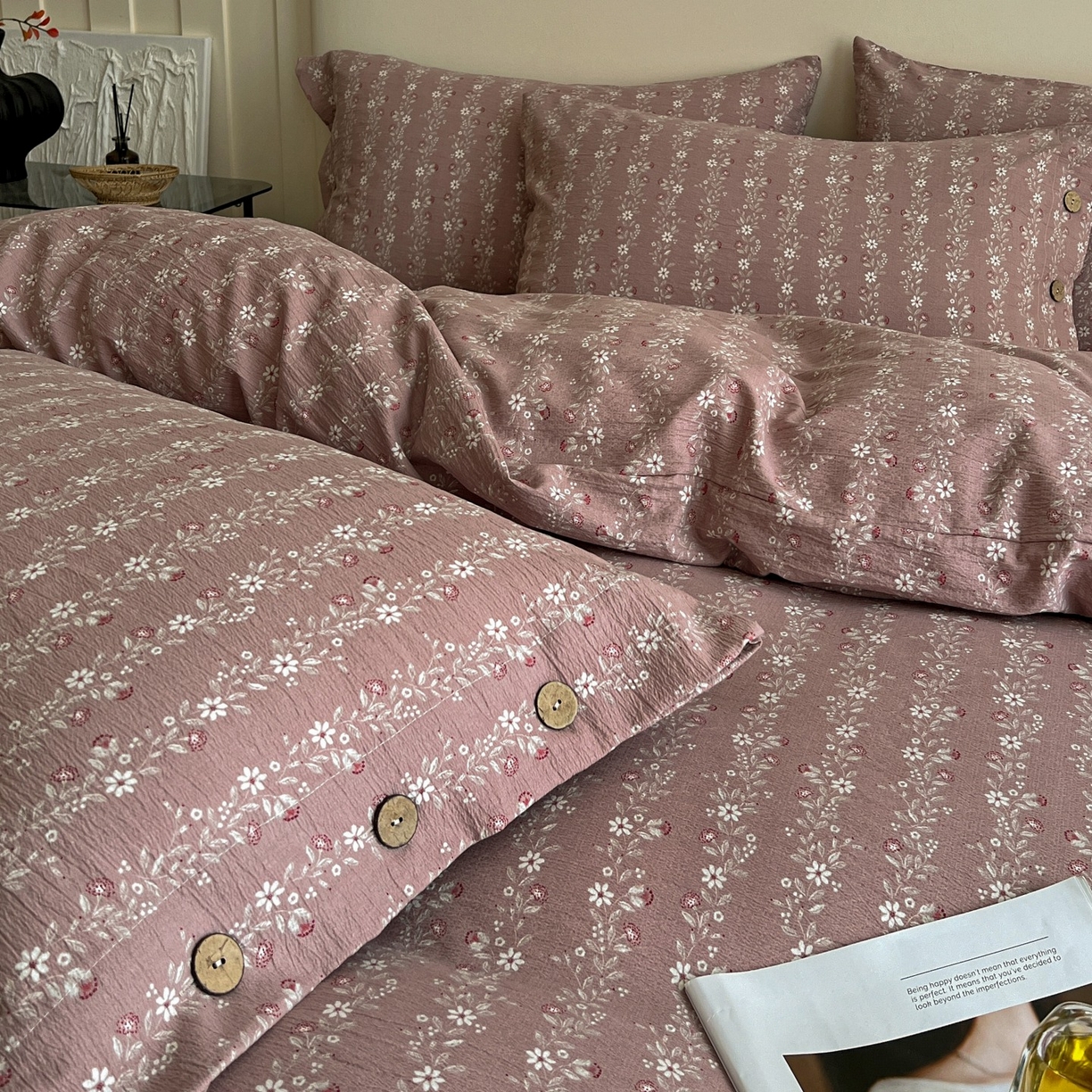 91家纺网 家纺一手货源 找家纺 梦纤绒 2025新款亚麻纽扣款四件套 复古红