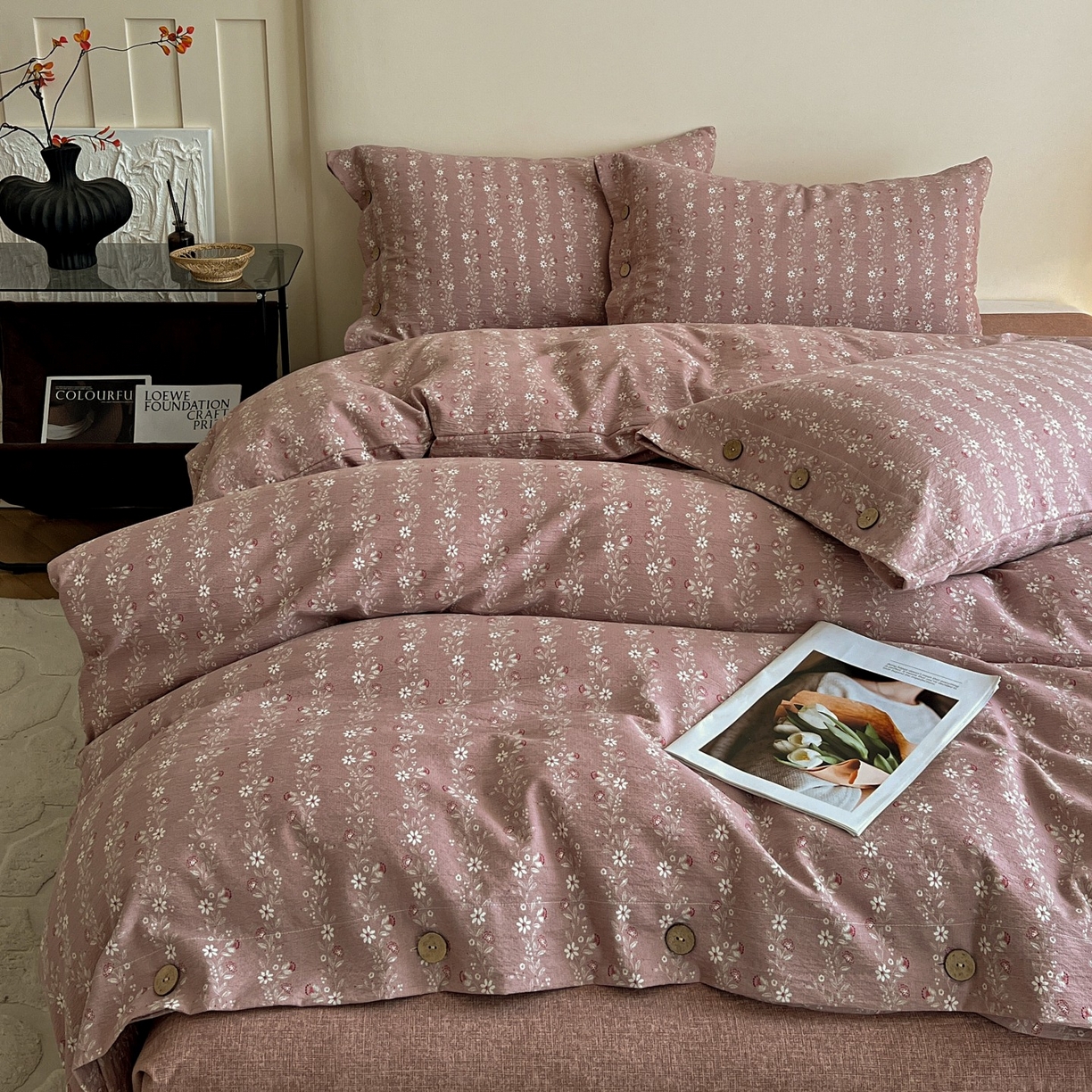 91家纺网 家纺一手货源 找家纺 梦纤绒 2025新款亚麻纽扣款四件套 复古红