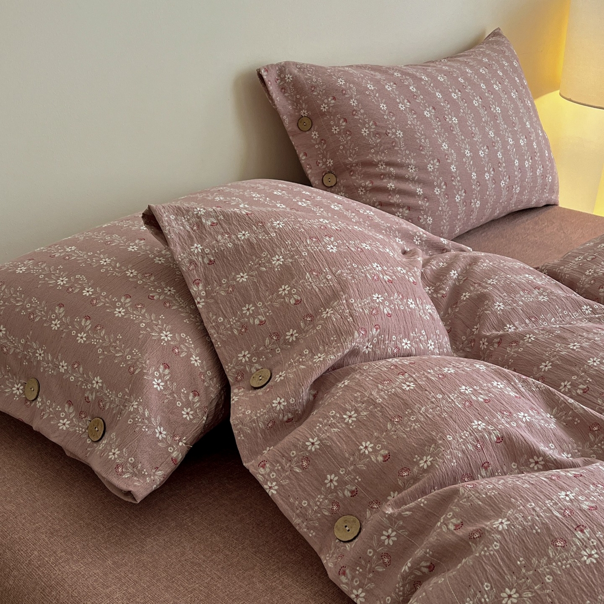 91家纺网 家纺一手货源 找家纺 梦纤绒 2025新款亚麻纽扣款四件套 复古红