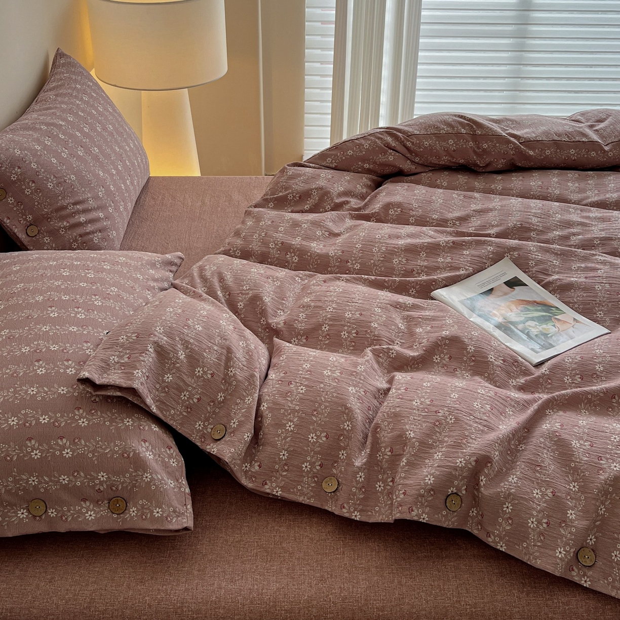 91家纺网 家纺一手货源 找家纺 梦纤绒 2025新款亚麻纽扣款四件套 复古红