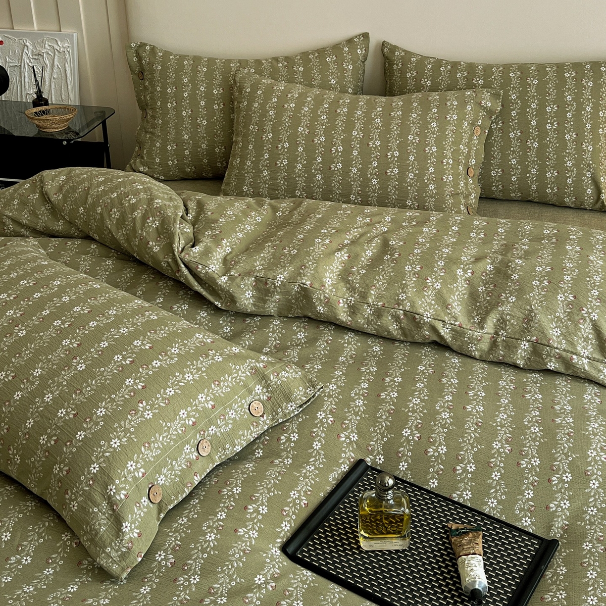 91家纺网 家纺一手货源 找家纺 梦纤绒 2025新款亚麻纽扣款四件套 复古绿