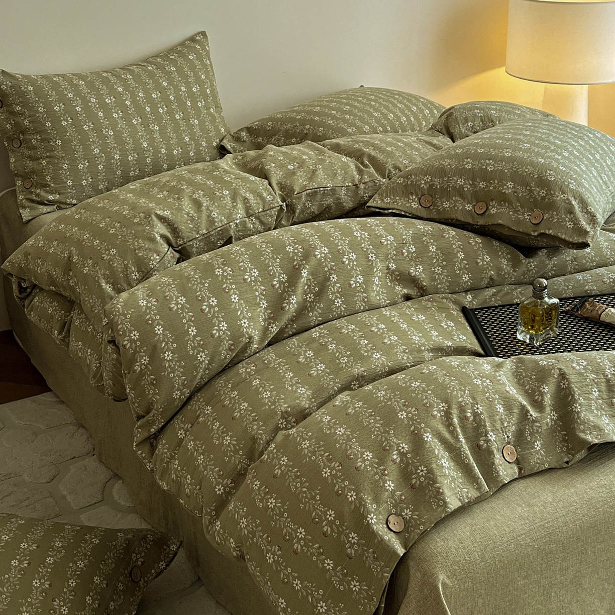 91家纺网 家纺一手货源 找家纺 梦纤绒 2025新款亚麻纽扣款四件套 复古绿