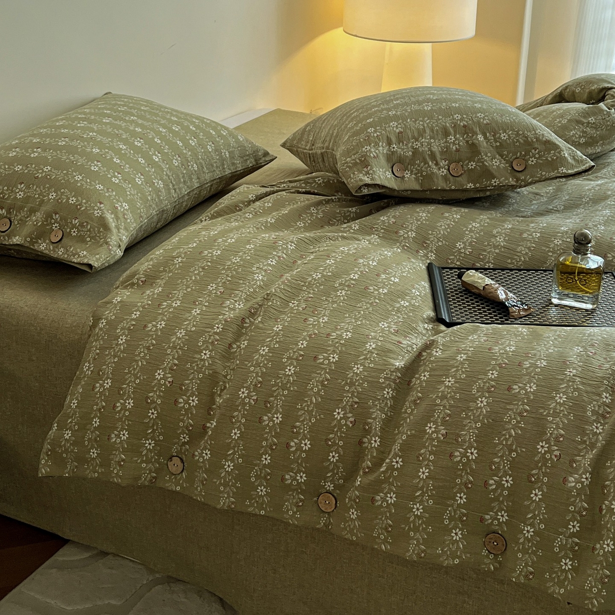 91家纺网 家纺一手货源 找家纺 梦纤绒 2025新款亚麻纽扣款四件套 复古绿