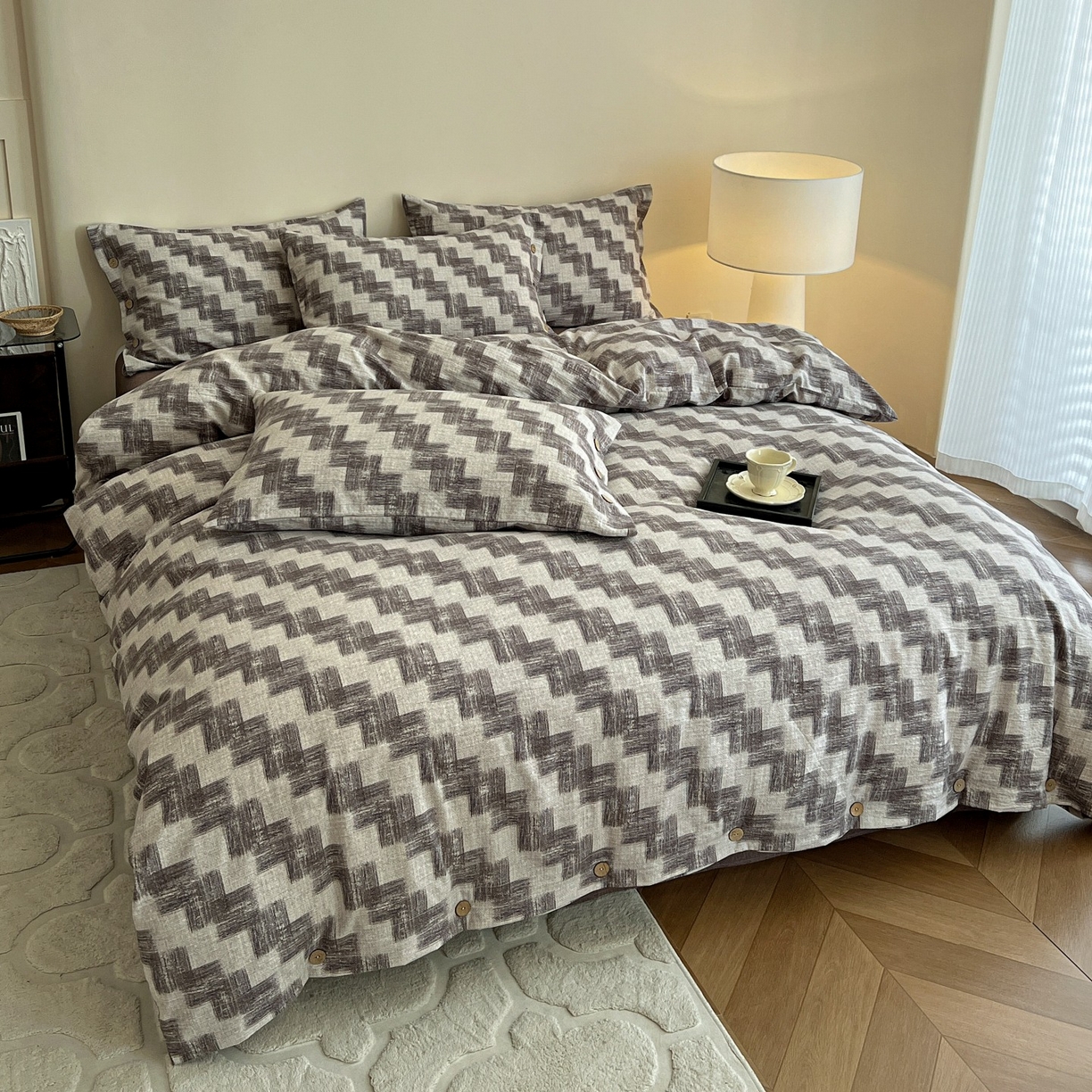 91家纺网 家纺一手货源 找家纺 梦纤绒 2025新款亚麻纽扣款四件套 格律