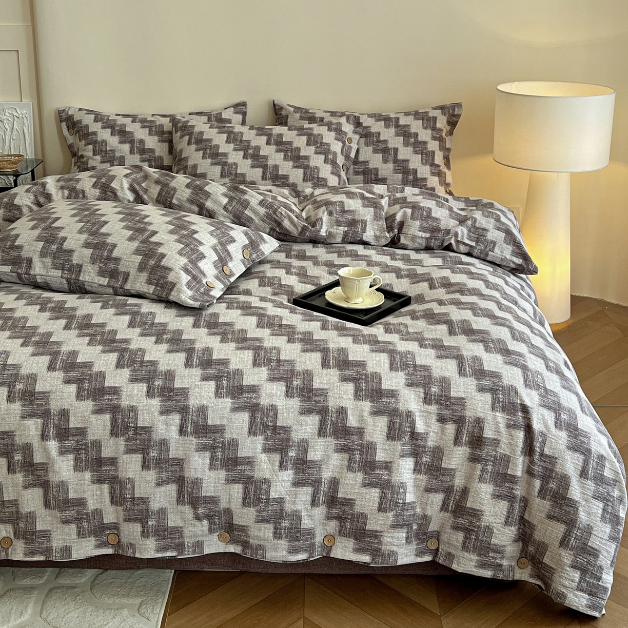 91家纺网 家纺一手货源 找家纺 梦纤绒 2025新款亚麻纽扣款四件套 格律