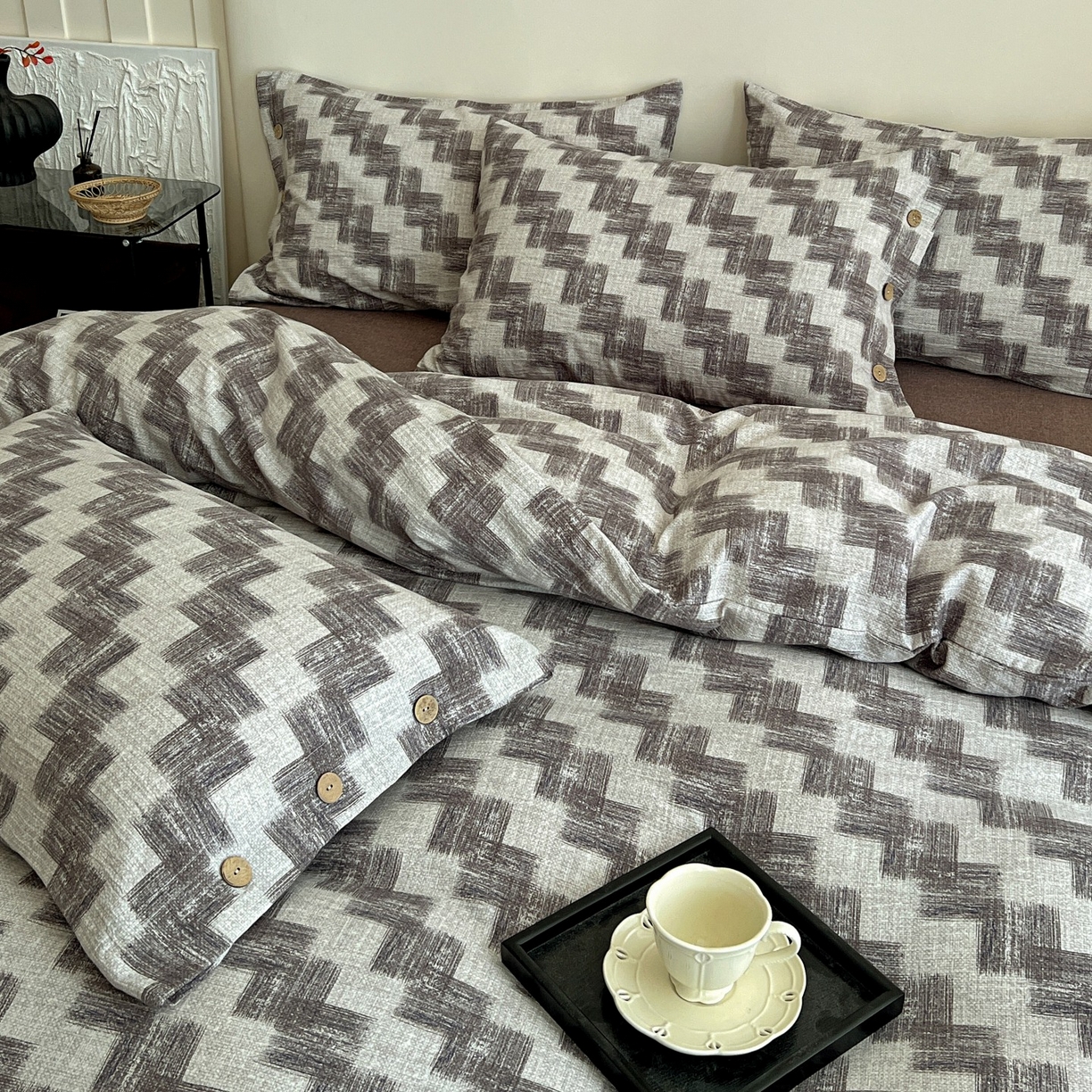 91家纺网 家纺一手货源 找家纺 梦纤绒 2025新款亚麻纽扣款四件套 格律