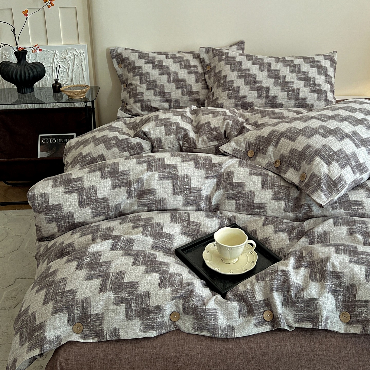 91家纺网 家纺一手货源 找家纺 梦纤绒 2025新款亚麻纽扣款四件套 格律