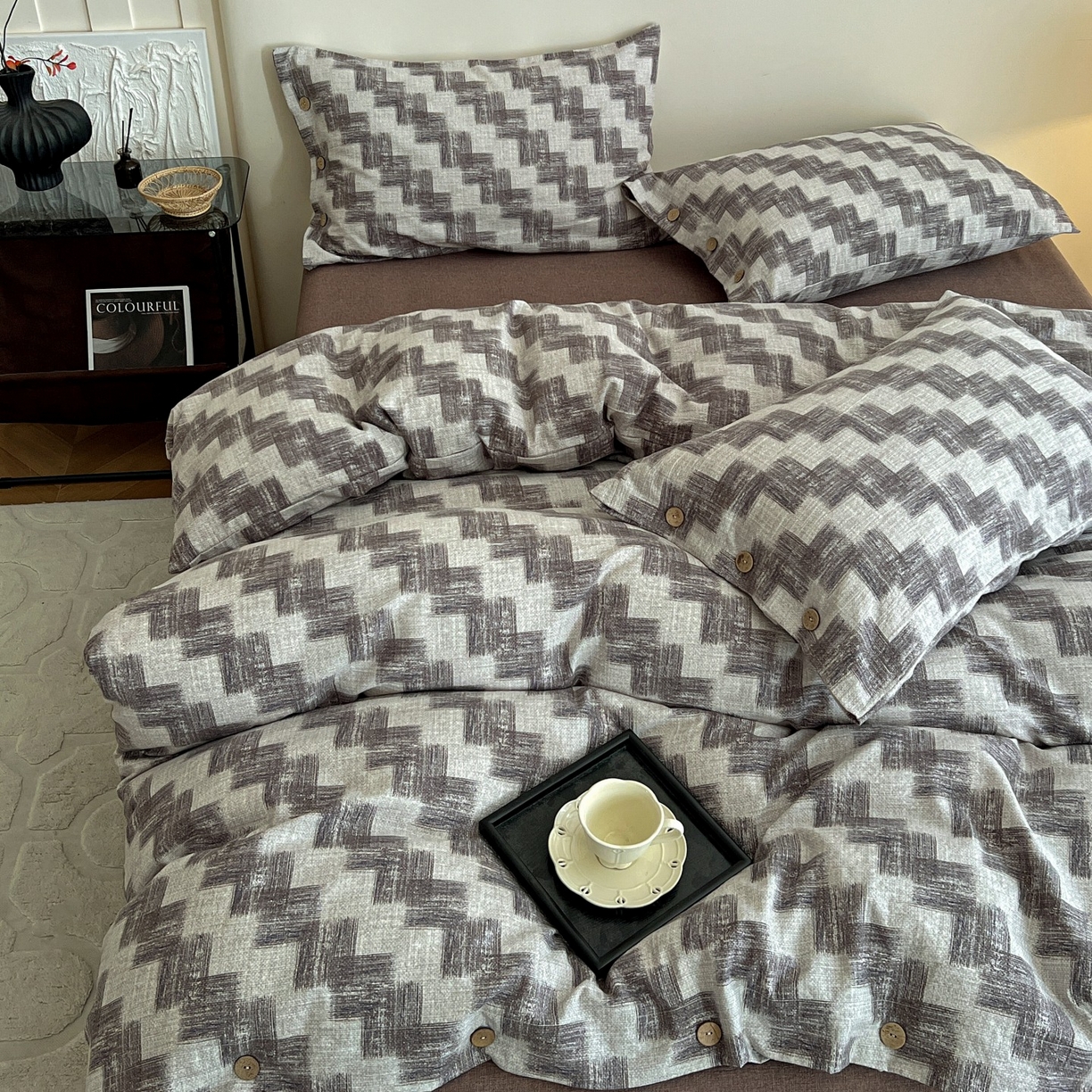 91家纺网 家纺一手货源 找家纺 梦纤绒 2025新款亚麻纽扣款四件套 格律