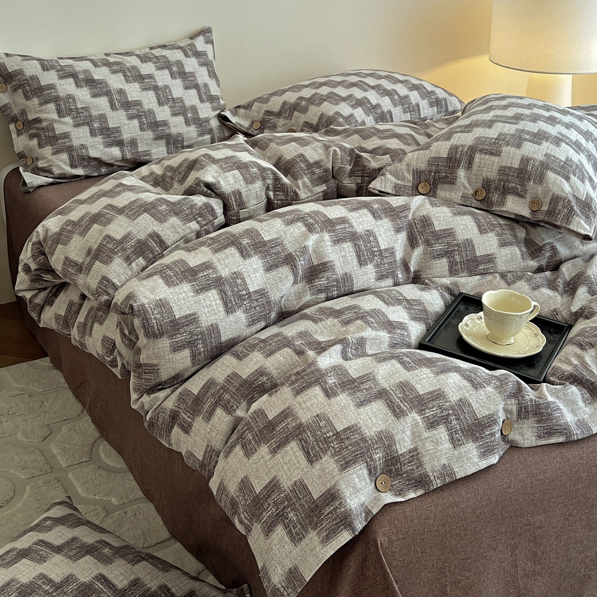 91家纺网 家纺一手货源 找家纺 梦纤绒 2025新款亚麻纽扣款四件套 格律