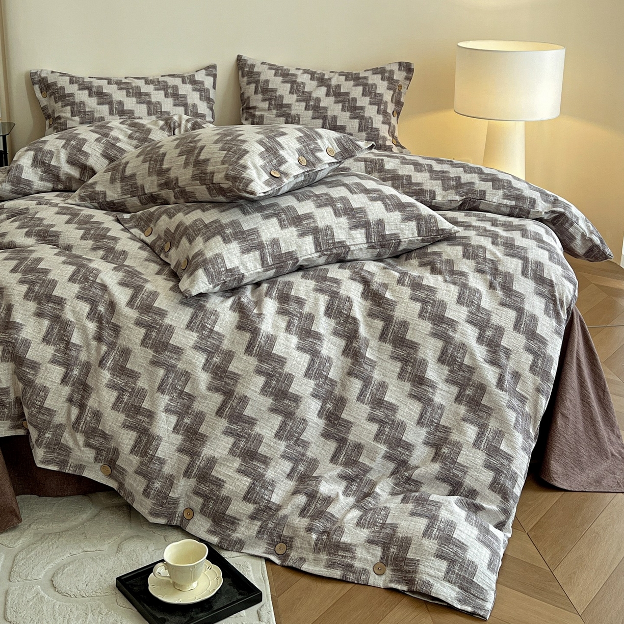 91家纺网 家纺一手货源 找家纺 梦纤绒 2025新款亚麻纽扣款四件套 格律