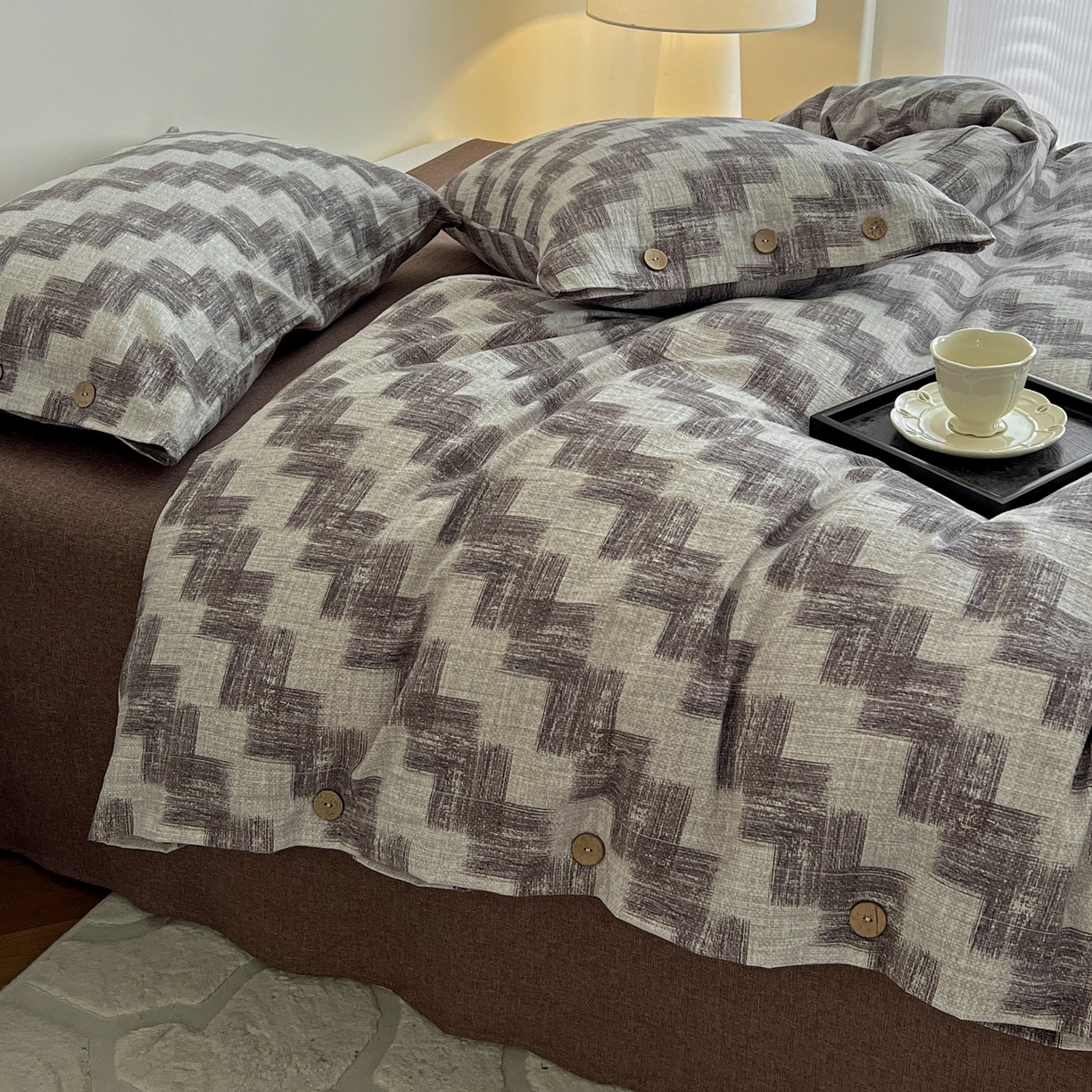 91家纺网 家纺一手货源 找家纺 梦纤绒 2025新款亚麻纽扣款四件套 格律