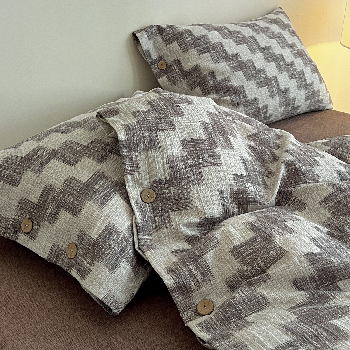 91家纺网 家纺一手货源 找家纺 梦纤绒 2025新款亚麻纽扣款四件套 格律