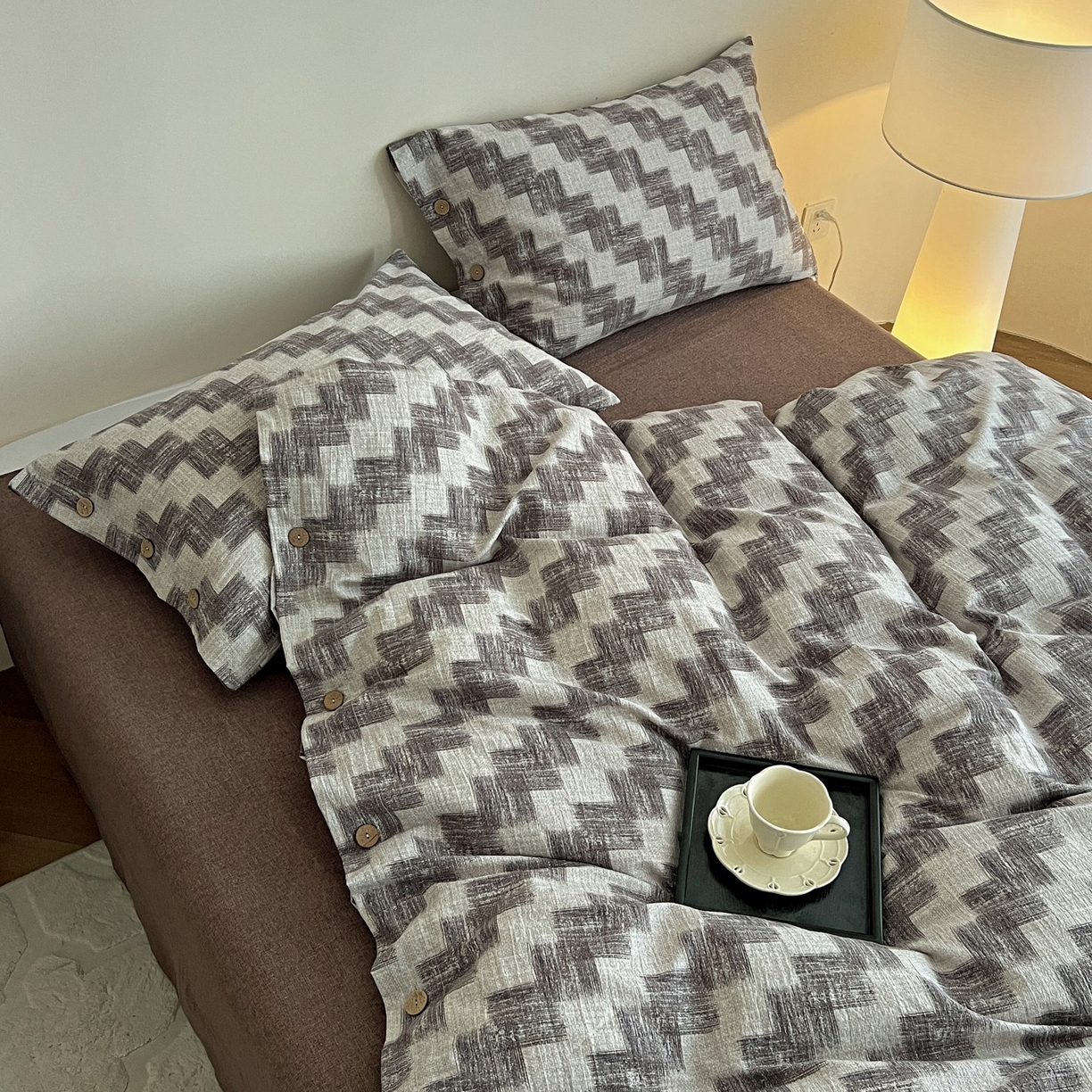 91家纺网 家纺一手货源 找家纺 梦纤绒 2025新款亚麻纽扣款四件套 格律