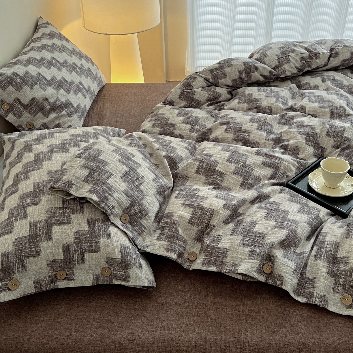 91家纺网 家纺一手货源 找家纺 梦纤绒 2025新款亚麻纽扣款四件套 格律