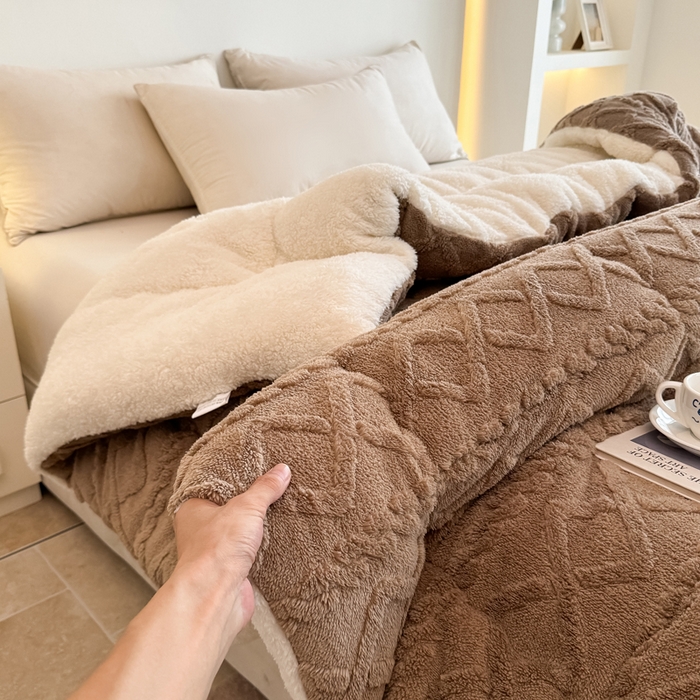 91家纺网 家纺一手货源 找家纺 畅销被业 2025新款塔芙绒冬被 塔芙绒-深咖