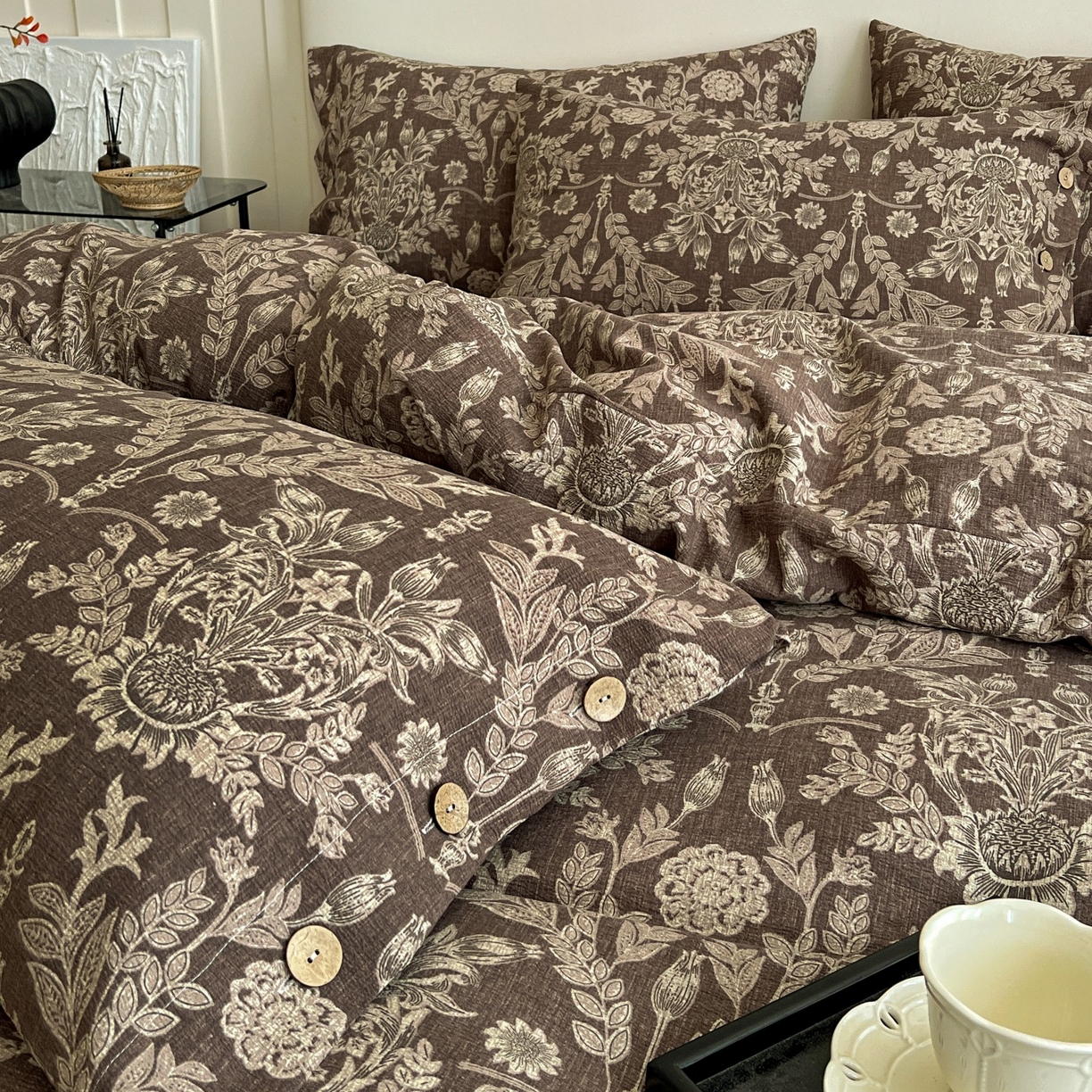 91家纺网 家纺一手货源 找家纺 梦纤绒 2025新款亚麻纽扣款四件套 花夕棕