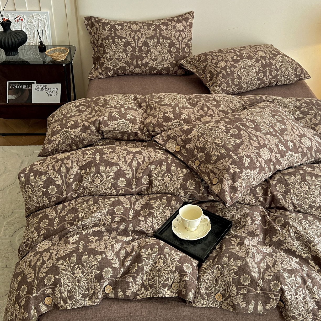 91家纺网 家纺一手货源 找家纺 梦纤绒 2025新款亚麻纽扣款四件套 花夕棕