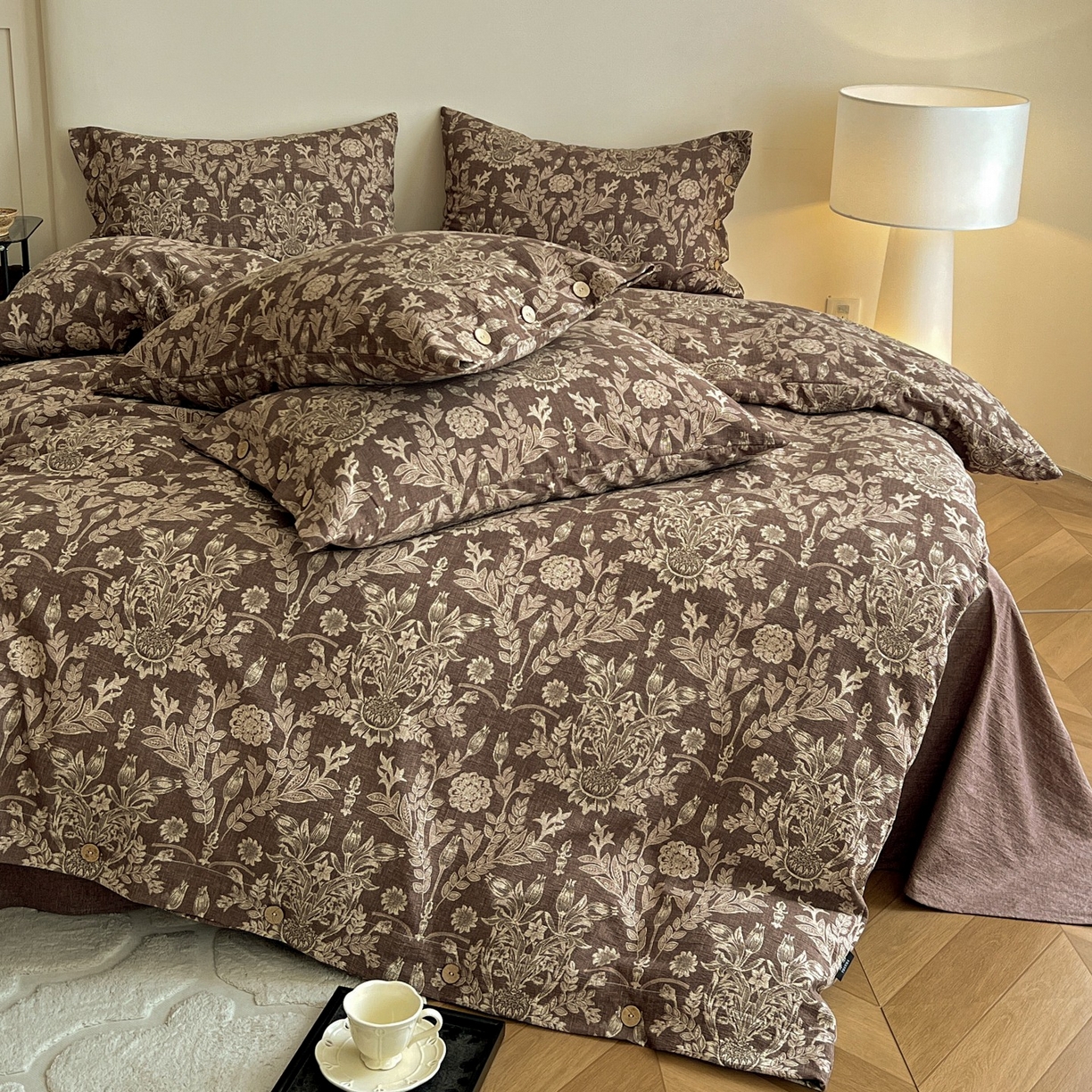 91家纺网 家纺一手货源 找家纺 梦纤绒 2025新款亚麻纽扣款四件套 花夕棕