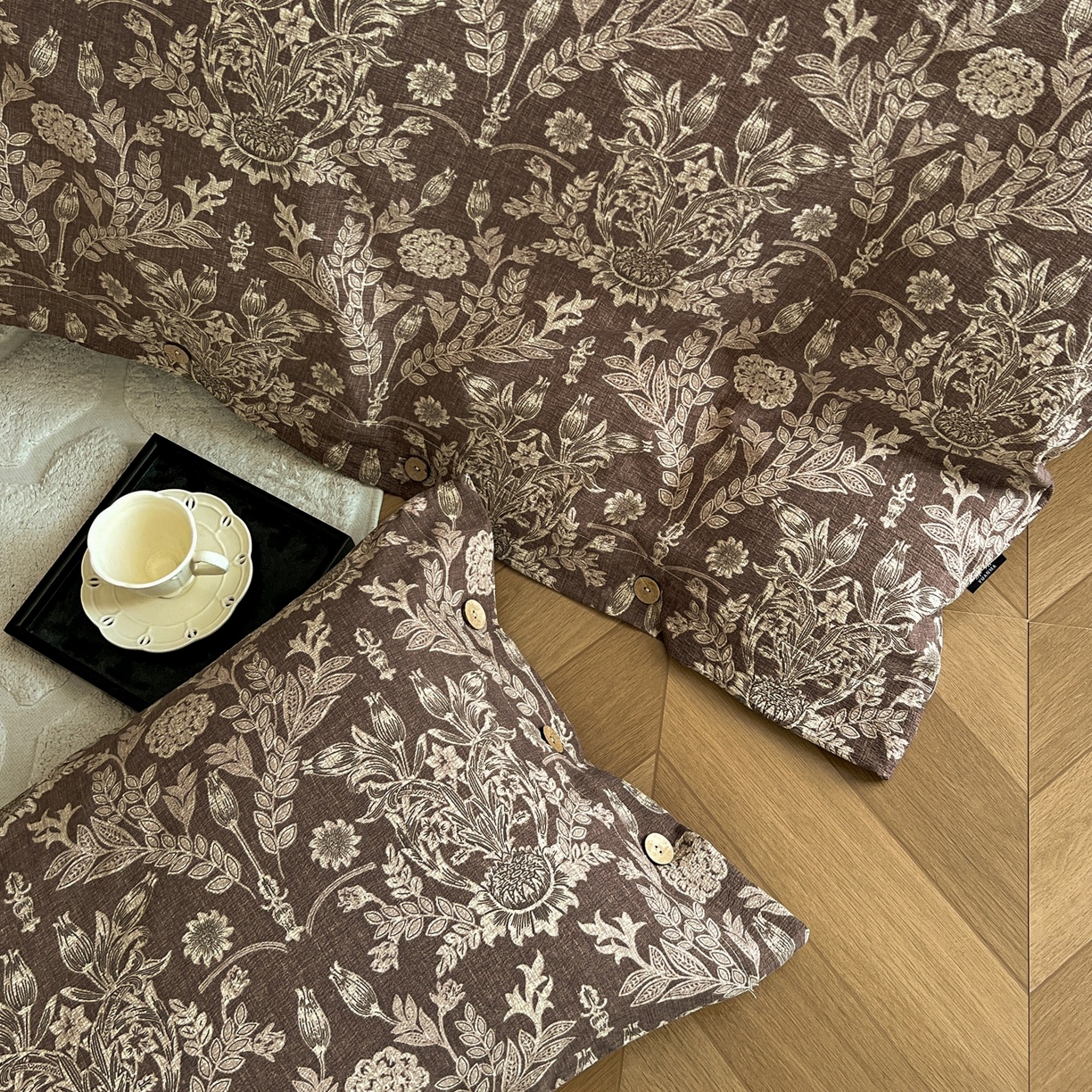 91家纺网 家纺一手货源 找家纺 梦纤绒 2025新款亚麻纽扣款四件套 花夕棕